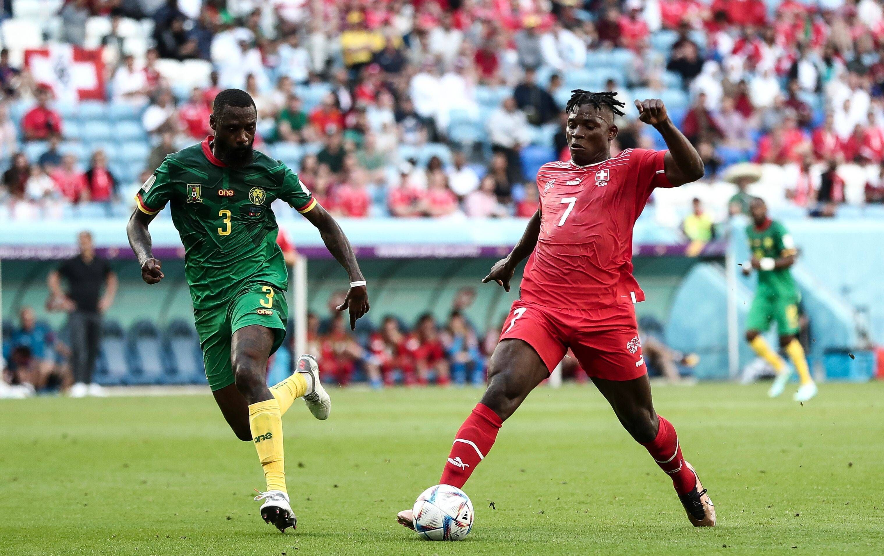 Breel Embolo (r.), Ex-Spieler von Borussia Mönchengladbach, brachte die Schweiz gegen sein Geburtsland Kamerun am Donnerstag (24. November 2022) in Führung. Das Foto zeigt ihn im Duell mit Nicolas Nkoulou.