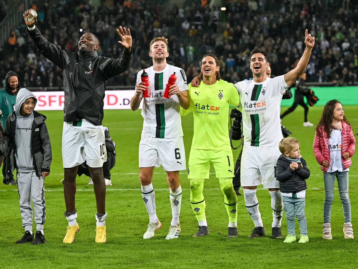 Marcus Thuram, Christoph Kramer, Yann Sommer und Lars Stindl (v. l. n. r.) jubeln am 17. September 2022 nach dem Heimsieg von Borussia Mönchengladbach gegen RB Leipzig gemeinsam vor der Nordkurve im Borussia-Park.