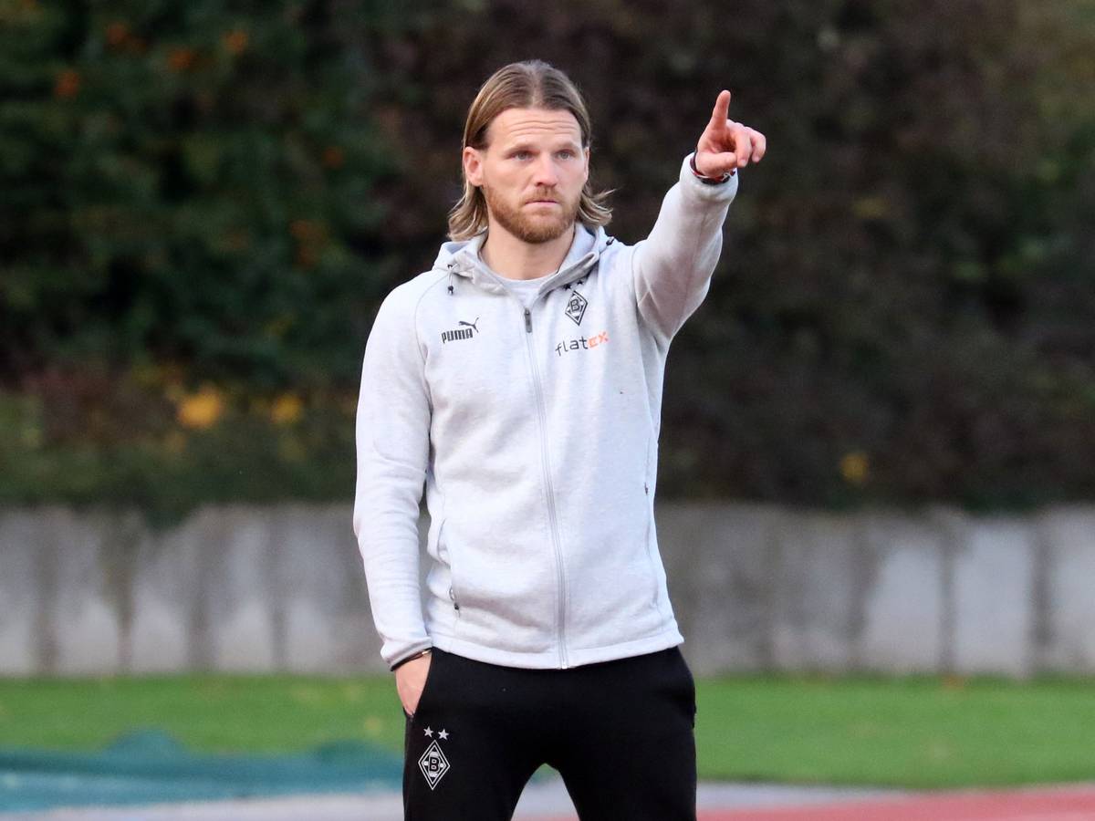 Eugen Polanski, Trainer der U23 von Borussia Mönchengladbach, zeigt mit dem linken Zeigefinger nach oben und gibt Anweisungen.