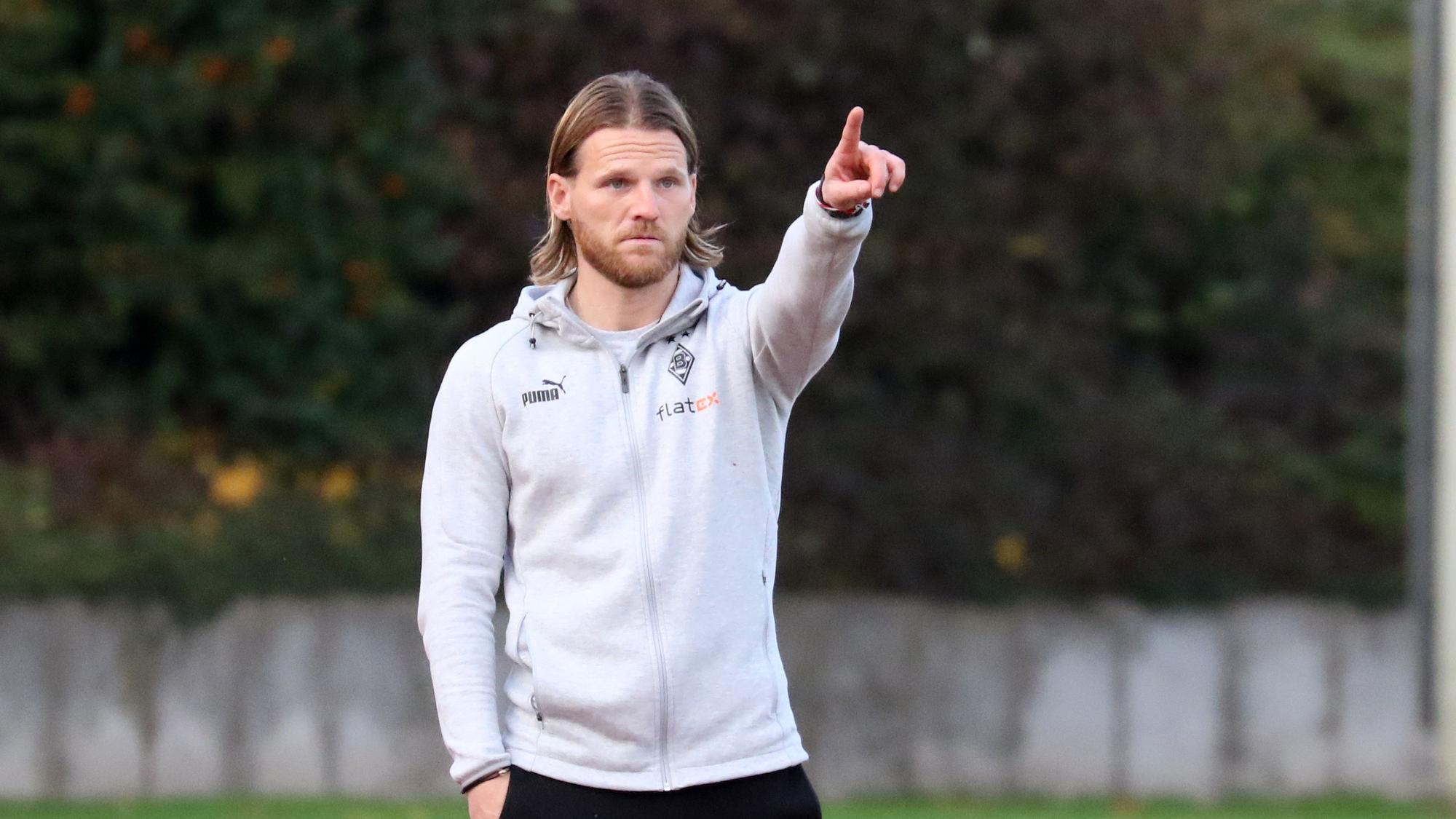 Eugen Polanski, Trainer der U23 von Borussia Mönchengladbach, zeigt mit dem linken Zeigefinger nach oben und gibt Anweisungen.