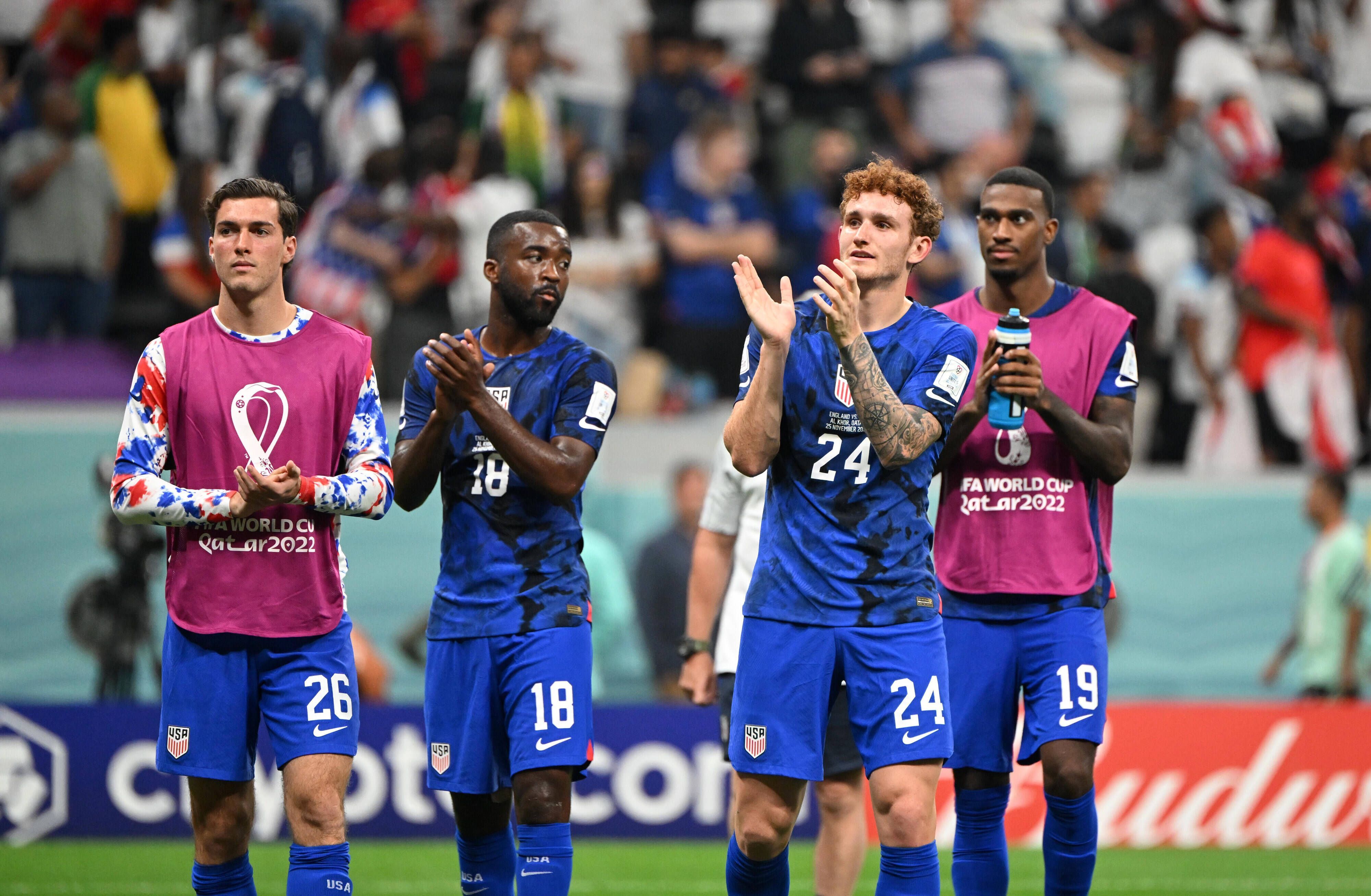 Joe Scally von Borussia Mönchengladbach (l.), hier nach dem Spiel zwischen den USA und England am 25. November 2022, bedankt sich mit seinen Teamkollegen bei den Fans. Shaquell Moore, Josh Sargent und Haji Wright (v. l. n. r.) sind ebenfalls zu sehen.