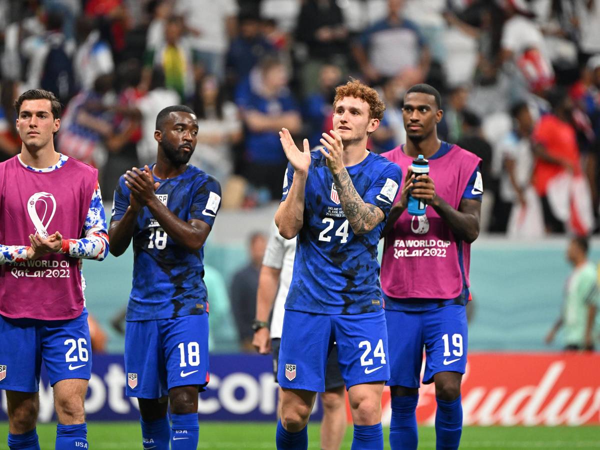 Joe Scally von Borussia Mönchengladbach (l.), hier nach dem Spiel zwischen den USA und England am 25. November 2022, bedankt sich mit seinen Teamkollegen bei den Fans. Shaquell Moore, Josh Sargent und Haji Wright (v. l. n. r.) sind ebenfalls zu sehen.