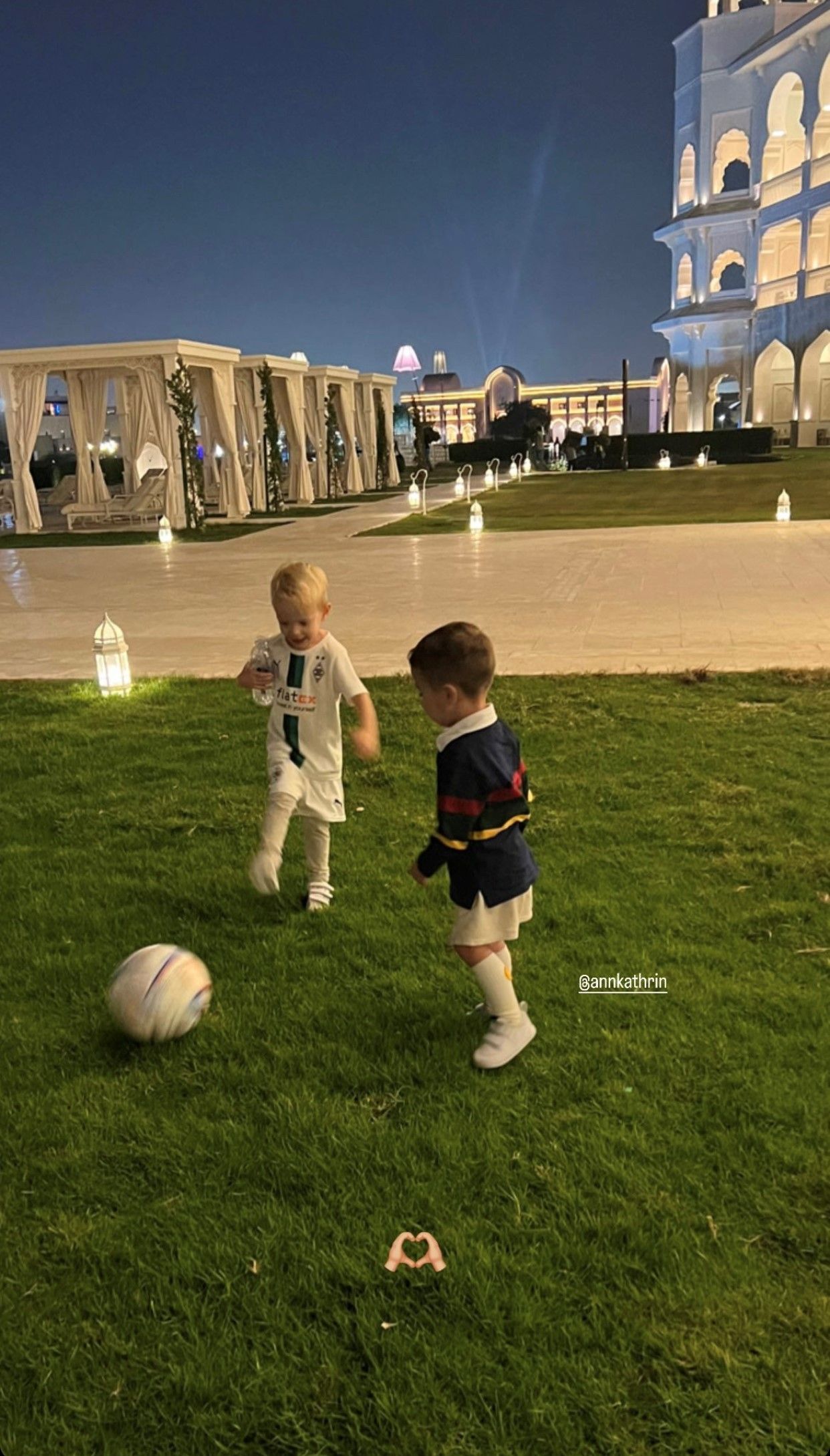 Ben ter Stegen (l.), Sohn von Daniela und Ex-Gladbach-Torwart Marc-André ter Stegen, spielt am 26. November 2022 in Katar gemeinsam mit dem Sohn von Mario Götze Fußball. Dabei trägt der Junge ein Trikot von Borussia Mönchengladbach.
