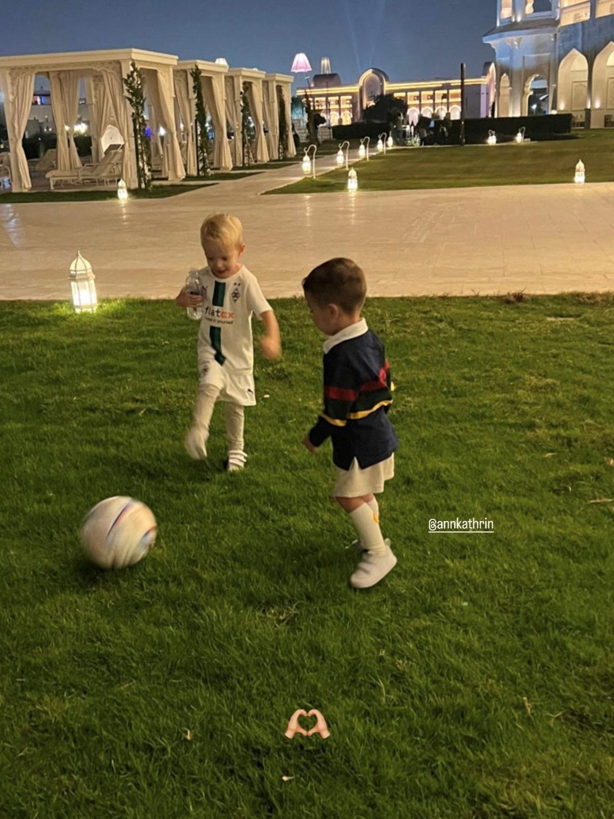 Ben ter Stegen (l.), Sohn von Daniela und Ex-Gladbach-Torwart Marc-André ter Stegen, spielt am 26. November 2022 in Katar gemeinsam mit dem Sohn von Mario Götze Fußball. Dabei trägt der Junge ein Trikot von Borussia Mönchengladbach.