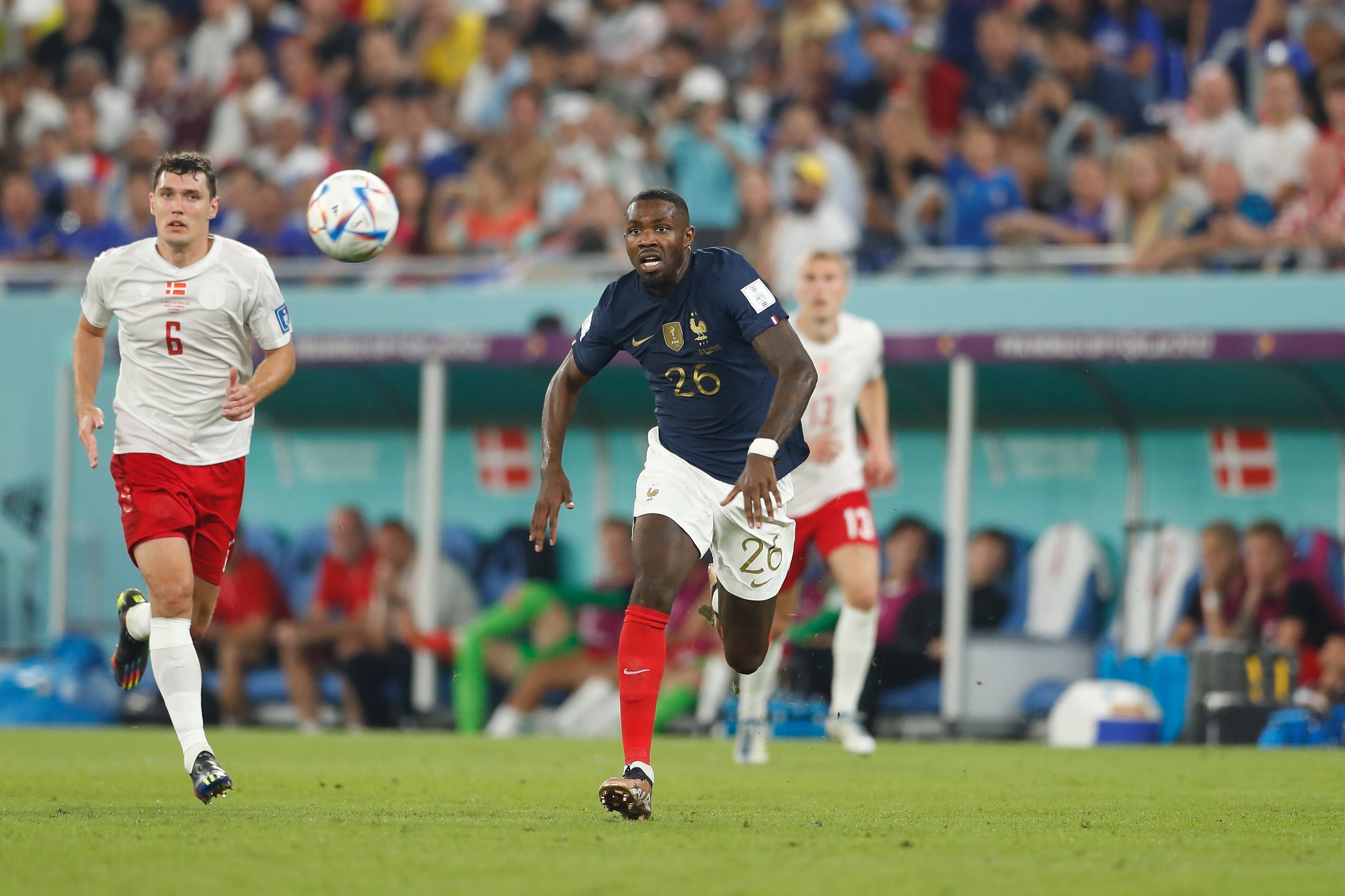 Marcus Thuram von Borussia Mönchengladbach im Trikot der französischen Nationalmannschaft beim WM-Spiel gegen Dänemark am 26. November 2022 in Katar. Ex-Gladbacher Andreas Christensen verfolgt ihn.