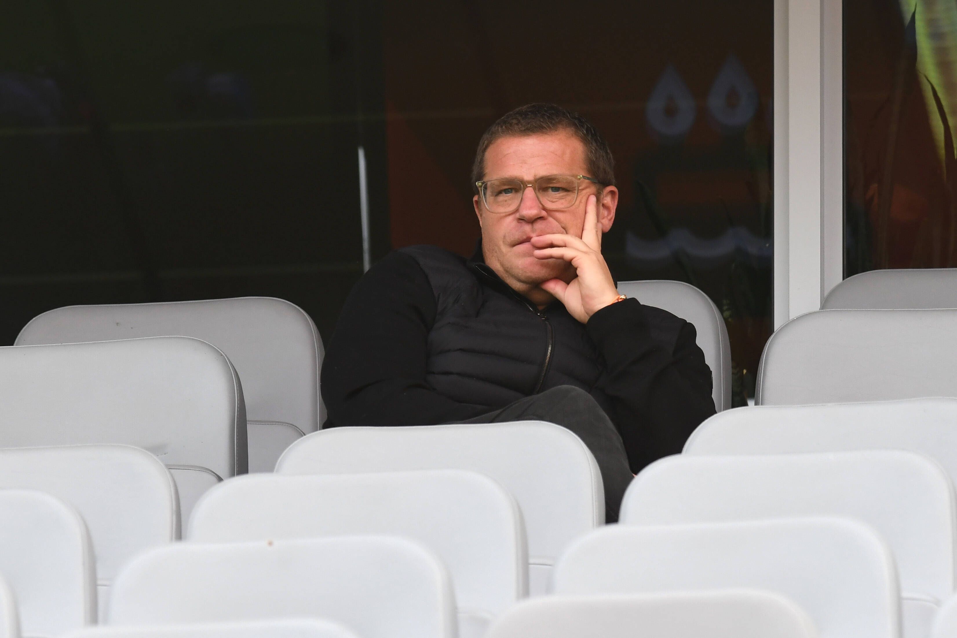Max Eberl, ehemaliger Manager von Borussia Mönchengladbach, startet im Dezember seine neue Aufgabe bei RB Leipzig. Das Foto zeigt ihn am 22. Oktober bei einem Spiel der „Roten Bullen“ gegen Bayer Leverkusen auf der Tribüne nachdenklich schauend.