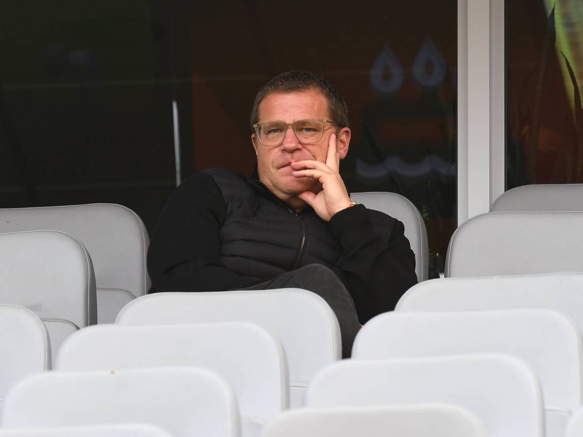 Max Eberl, ehemaliger Manager von Borussia Mönchengladbach, startet im Dezember seine neue Aufgabe bei RB Leipzig. Das Foto zeigt ihn am 22. Oktober bei einem Spiel der „Roten Bullen“ gegen Bayer Leverkusen auf der Tribüne nachdenklich schauend.