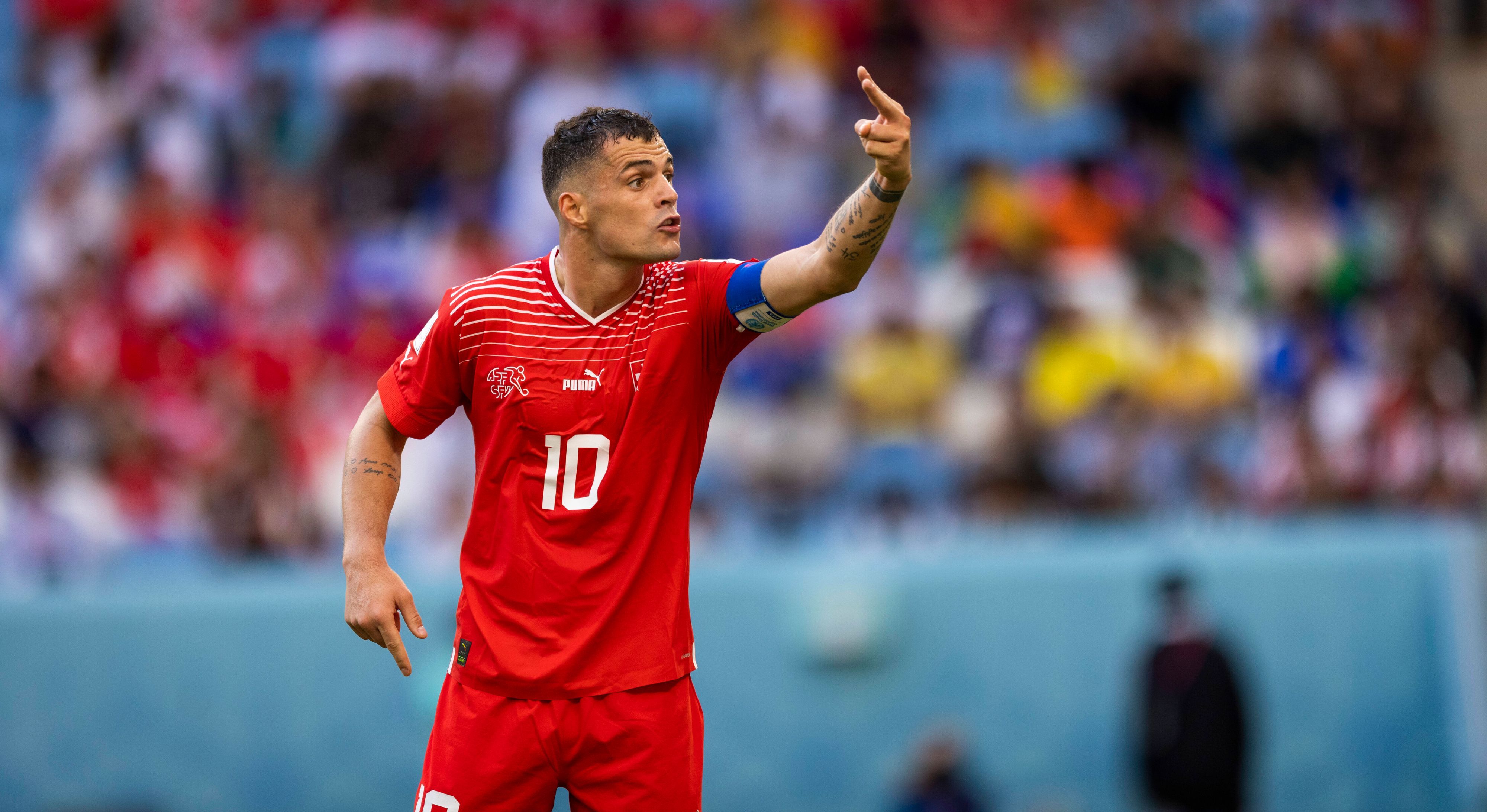 Granit Xhaka, Ex-Spieler von Borussia Mönchengladbach, erwartet mit der Schweizer Nationalmannschaft ein schwieriges Spiel gegen Brasilien bei der WM in Katar. Das Foto zeigt ihn am 24. November beim ersten Gruppenspiel gegen Kamerun aggressiv gestikulierend.