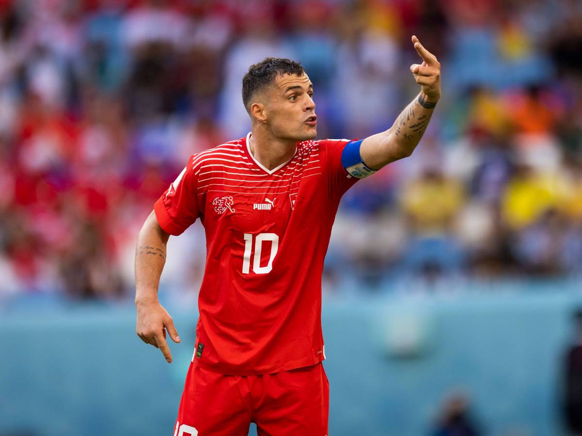 Granit Xhaka, Ex-Spieler von Borussia Mönchengladbach, erwartet mit der Schweizer Nationalmannschaft ein schwieriges Spiel gegen Brasilien bei der WM in Katar. Das Foto zeigt ihn am 24. November beim ersten Gruppenspiel gegen Kamerun aggressiv gestikulierend.