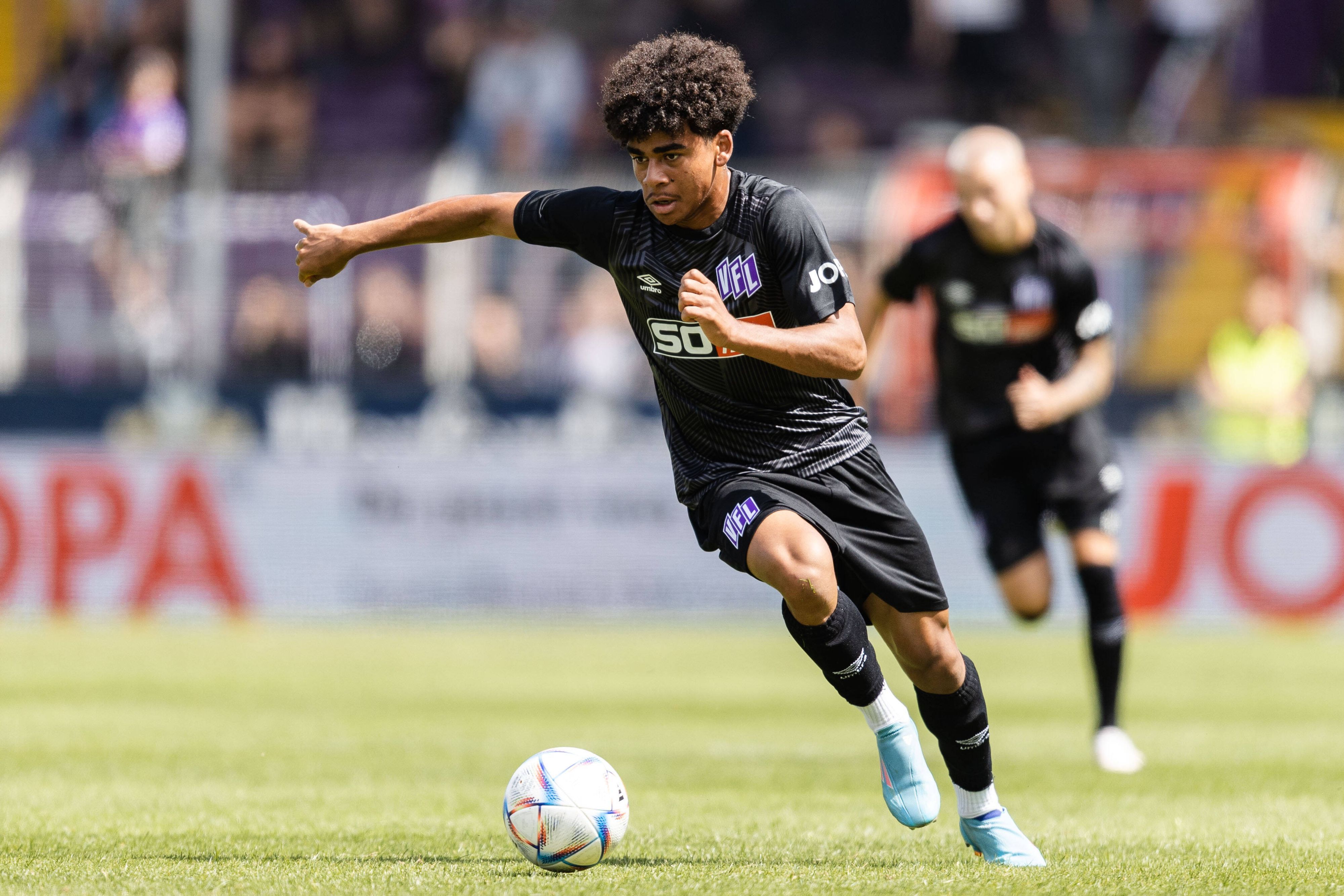 Kevin Wiethaup vom VfL Osnabrück, hier am 16. Juli 2022 bei einem Testspiel gegen den FC Groningen, soll das Interesse von Bundesligist Borussia Mönchengladbach geweckt haben.