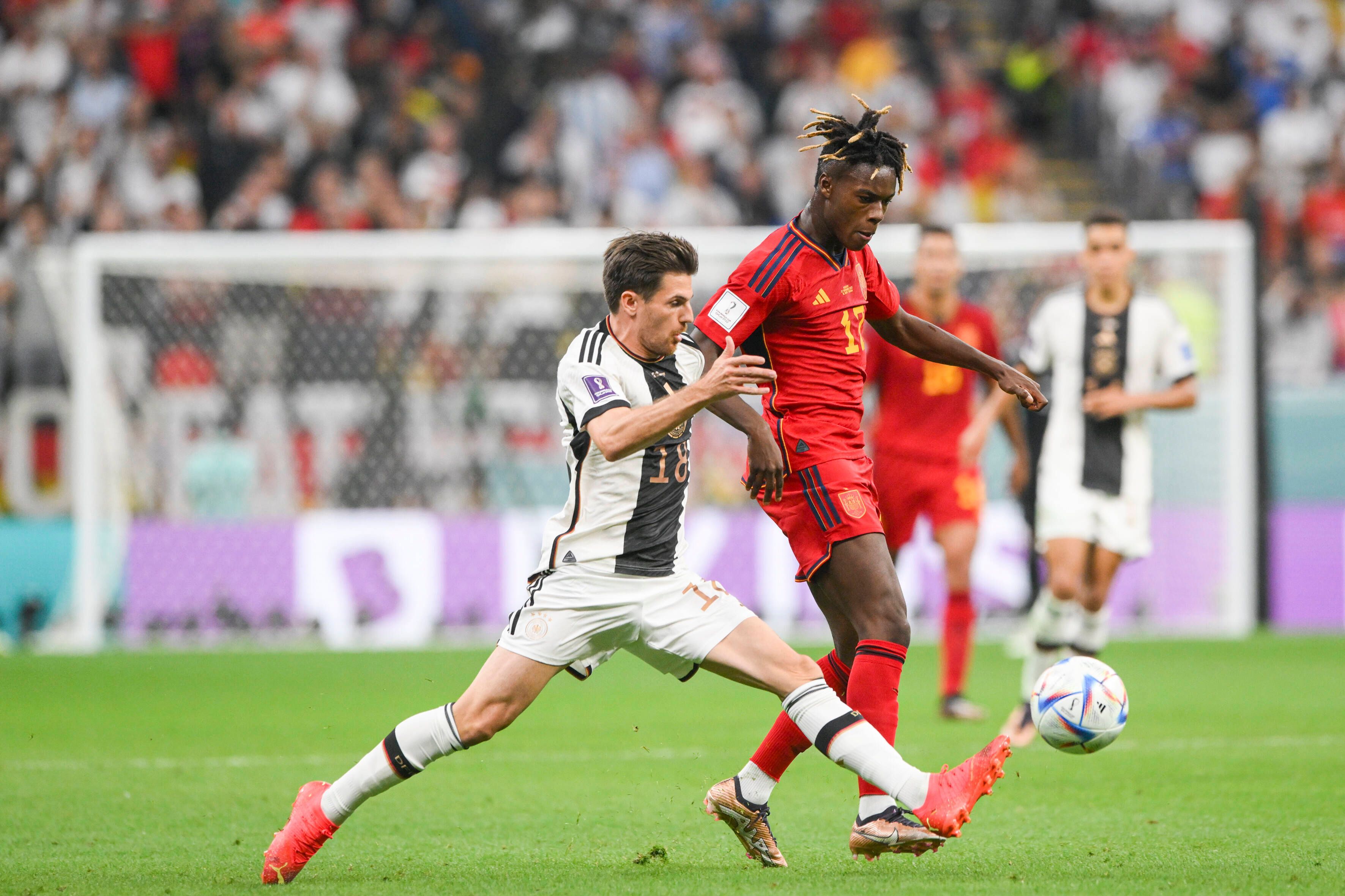 Jonas Hofmann (l.) von Borussia Mönchengladbach erspielte am Sonntag (27. November 2022) mit der deutschen Nationalmannschaft ein 1:1-Remis gegen Spanien im zweiten Gruppenspiel bei der WM in Katar. Das Foto zeigt ihn beim Zweikampf mit Jeremy Pino (r.).
