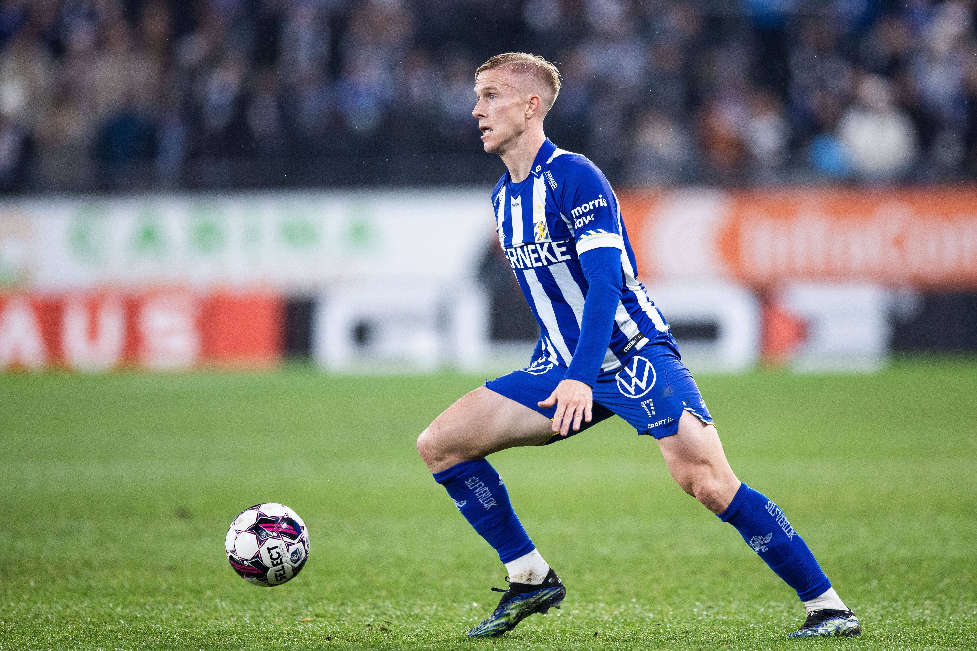 Oscar Wendt, ehemaliger Spieler von Borussia Mönchengladbach, hat seinen Vertrag beim IFK Göteborg um ein weiteres Jahr, bis 2023, verlängert. Das Foto zeigt den Schweden am 17. Oktober 2022 beim Spiel gegen Malmö FF am Ball.
