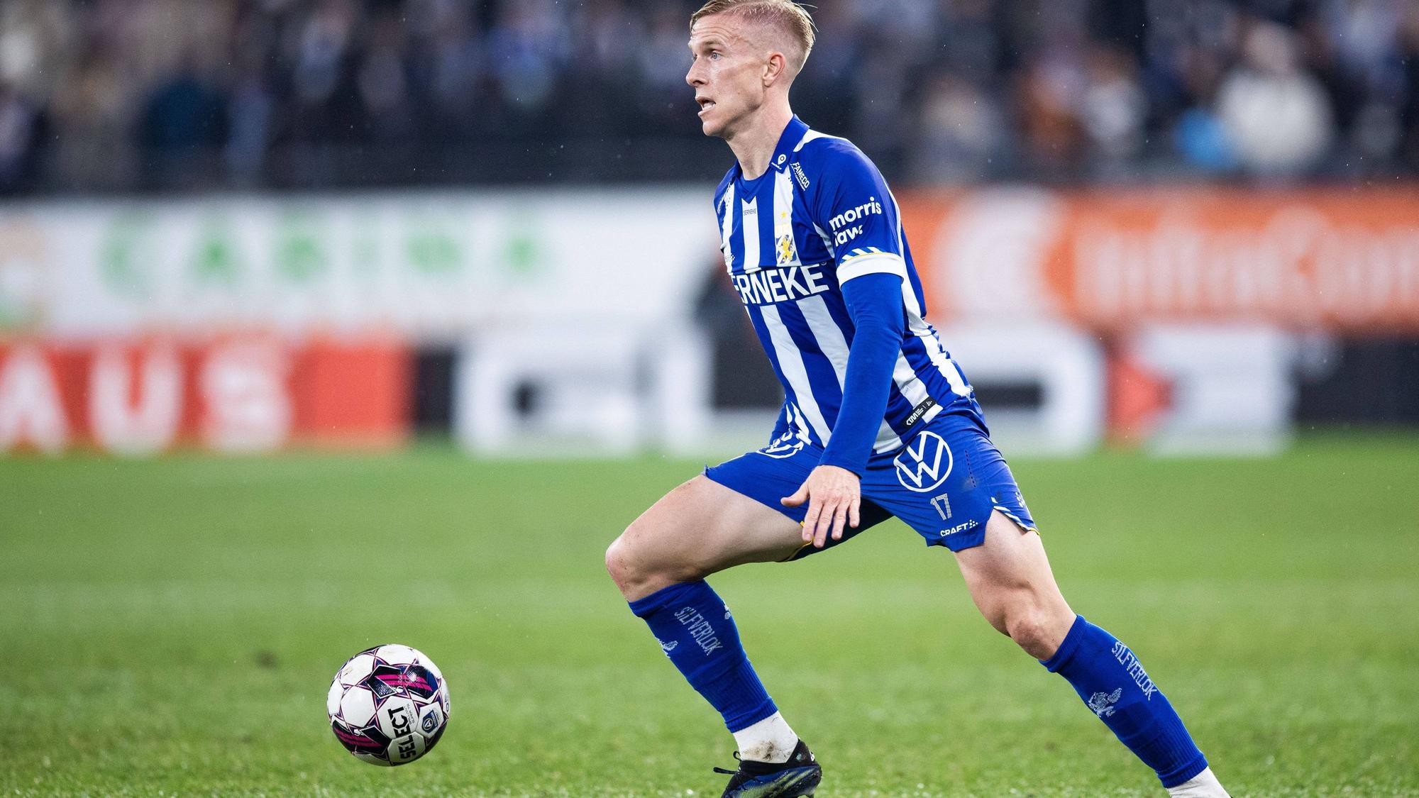 Oscar Wendt, ehemaliger Spieler von Borussia Mönchengladbach, hat seinen Vertrag beim IFK Göteborg um ein weiteres Jahr, bis 2023, verlängert. Das Foto zeigt den Schweden am 17. Oktober 2022 beim Spiel gegen Malmö FF am Ball.
