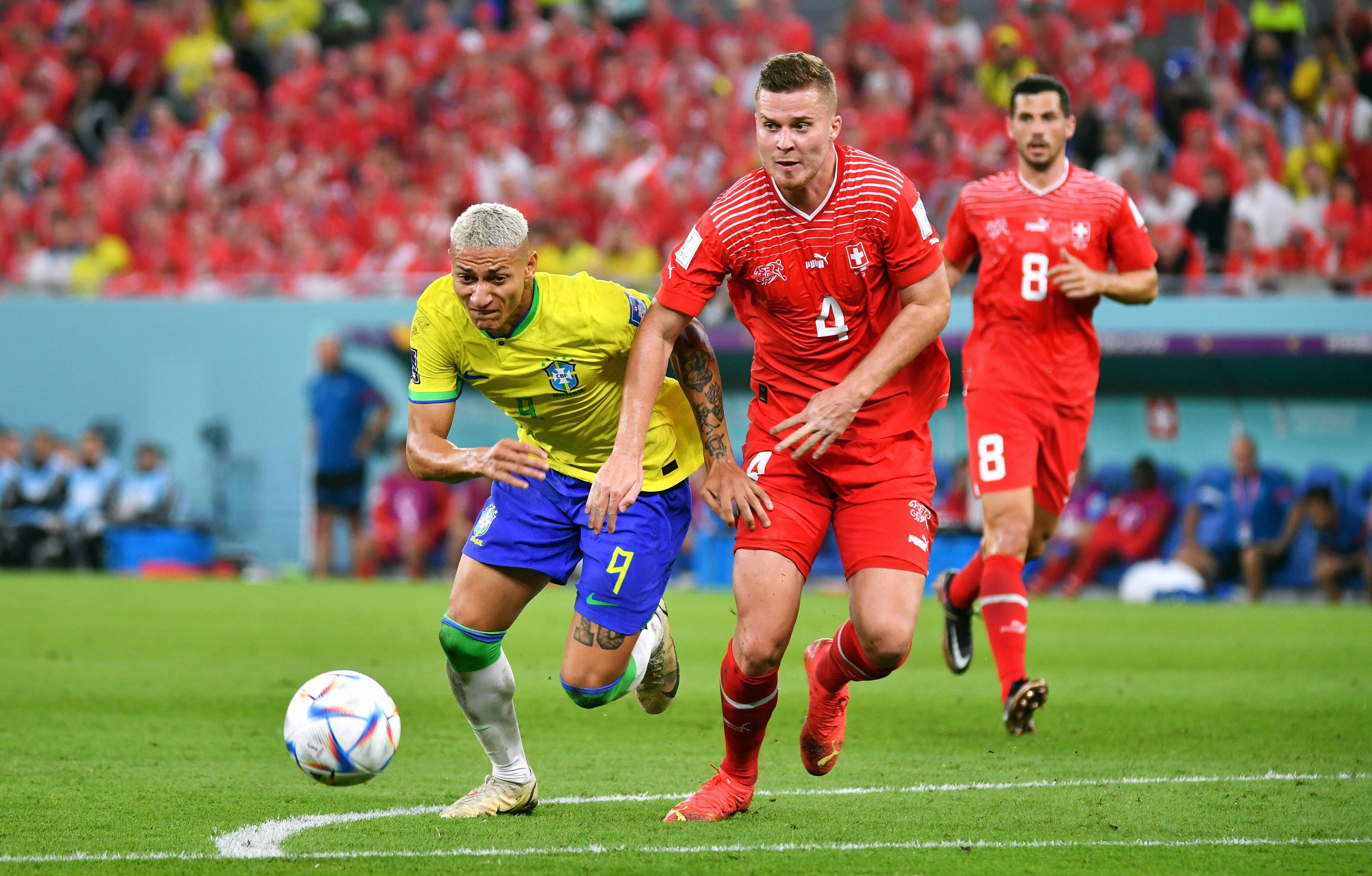 Nico Elvedi (r.) von Borussia Mönchengladbach, hier im Zweikampf mit dem Brasilianer Richarlison (l.), hat am Montag (28. November 2022) mit der Schweiz eine 0:1-Niederlage gegen Brasilien verkraften müssen.