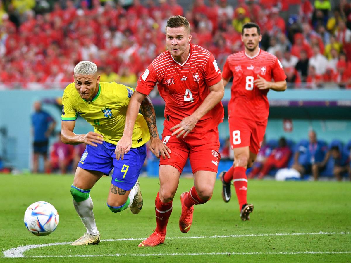 Nico Elvedi (r.) von Borussia Mönchengladbach, hier im Zweikampf mit dem Brasilianer Richarlison (l.), hat am Montag (28. November 2022) mit der Schweiz eine 0:1-Niederlage gegen Brasilien verkraften müssen.