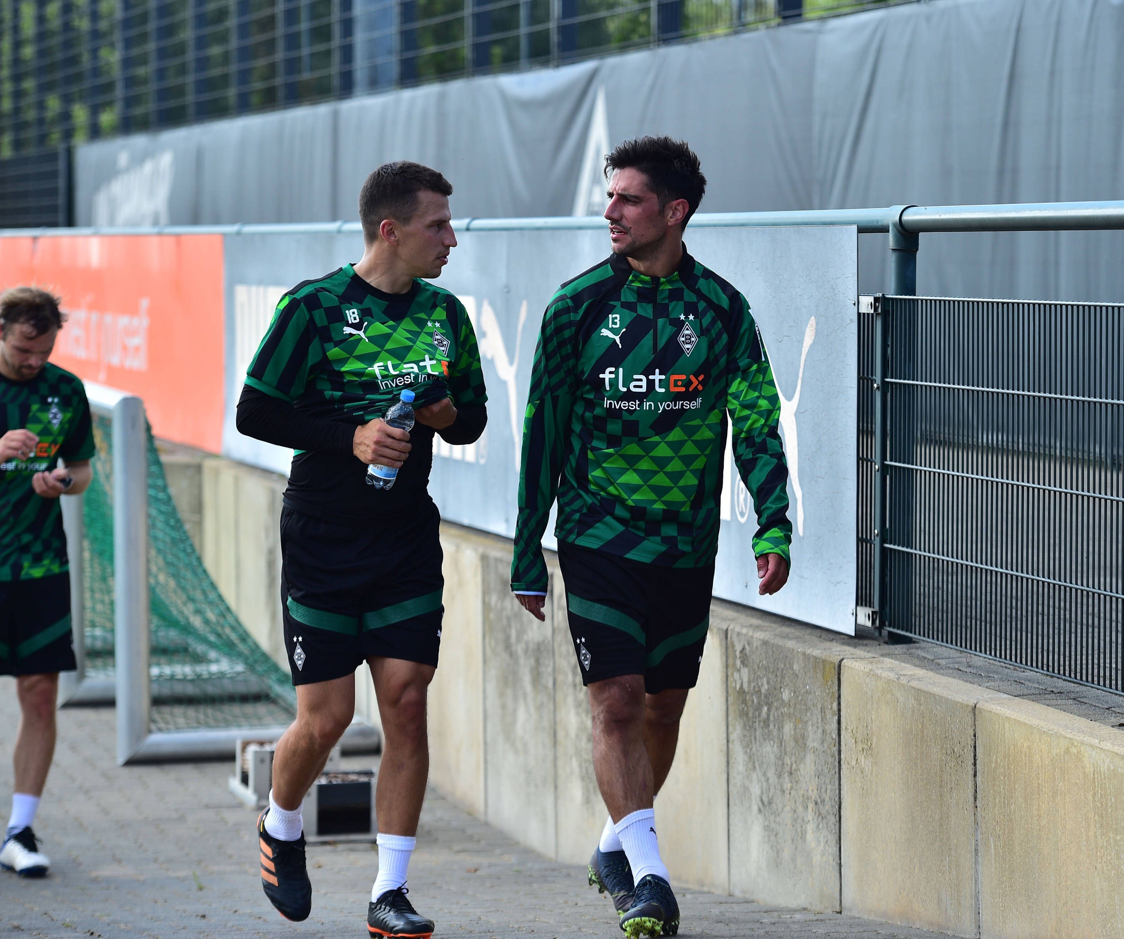 Stefan Lainer (l.) und Lars Stindl (r.) bei einer Trainingseinheit von Borussia Mönchengladbach am 27. Juli 2022 im Borussia-Park.