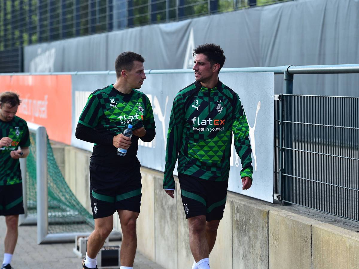 Stefan Lainer (l.) und Lars Stindl (r.) bei einer Trainingseinheit von Borussia Mönchengladbach am 27. Juli 2022 im Borussia-Park.
