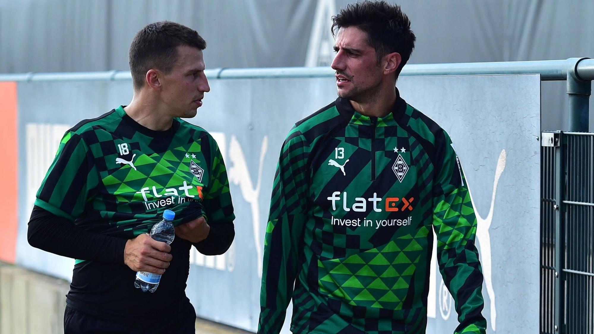 Stefan Lainer (l.) und Lars Stindl (r.) bei einer Trainingseinheit von Borussia Mönchengladbach am 27. Juli 2022 im Borussia-Park.