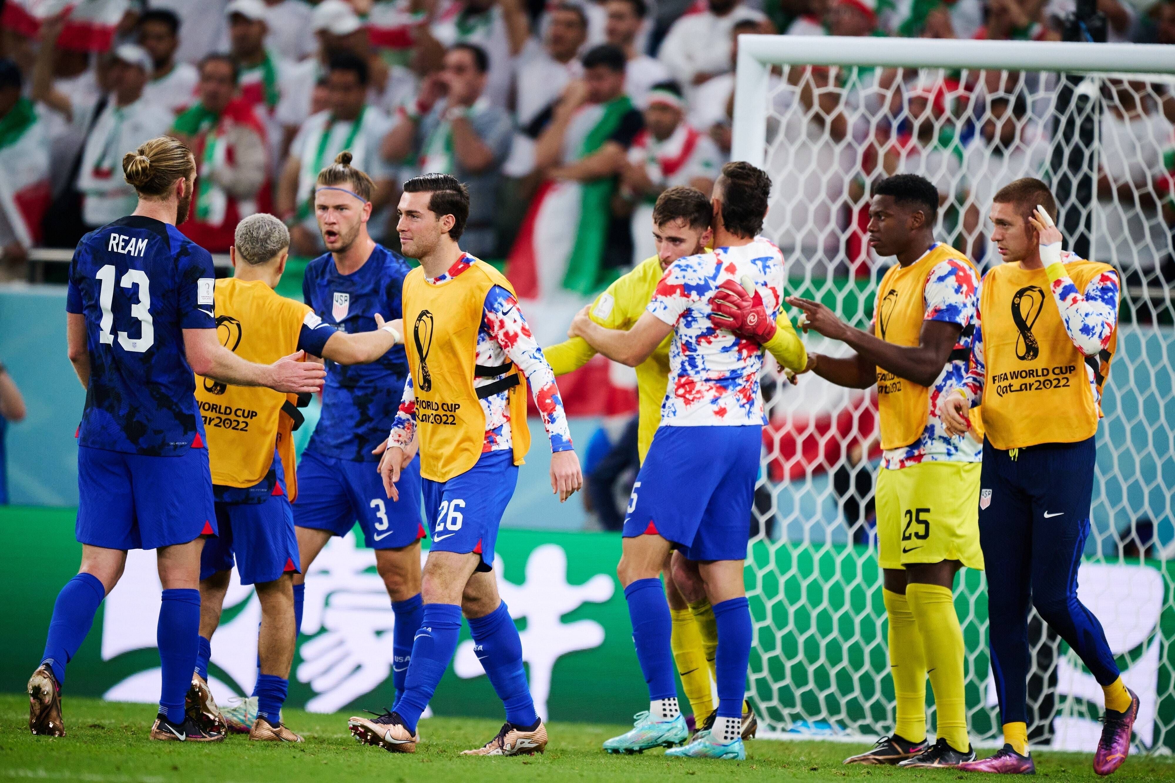 Joe Scally von Borussia Mönchengladbach (4. v. l.) ist mit der Nationalmannschaft der USA ins Achtelfinale der WM in Katar eingezogen. Das Foto zeigt ihn mit seinen Teamkollegen beim Jubel nach der Partie gegen den Iran am 29. November 2022.