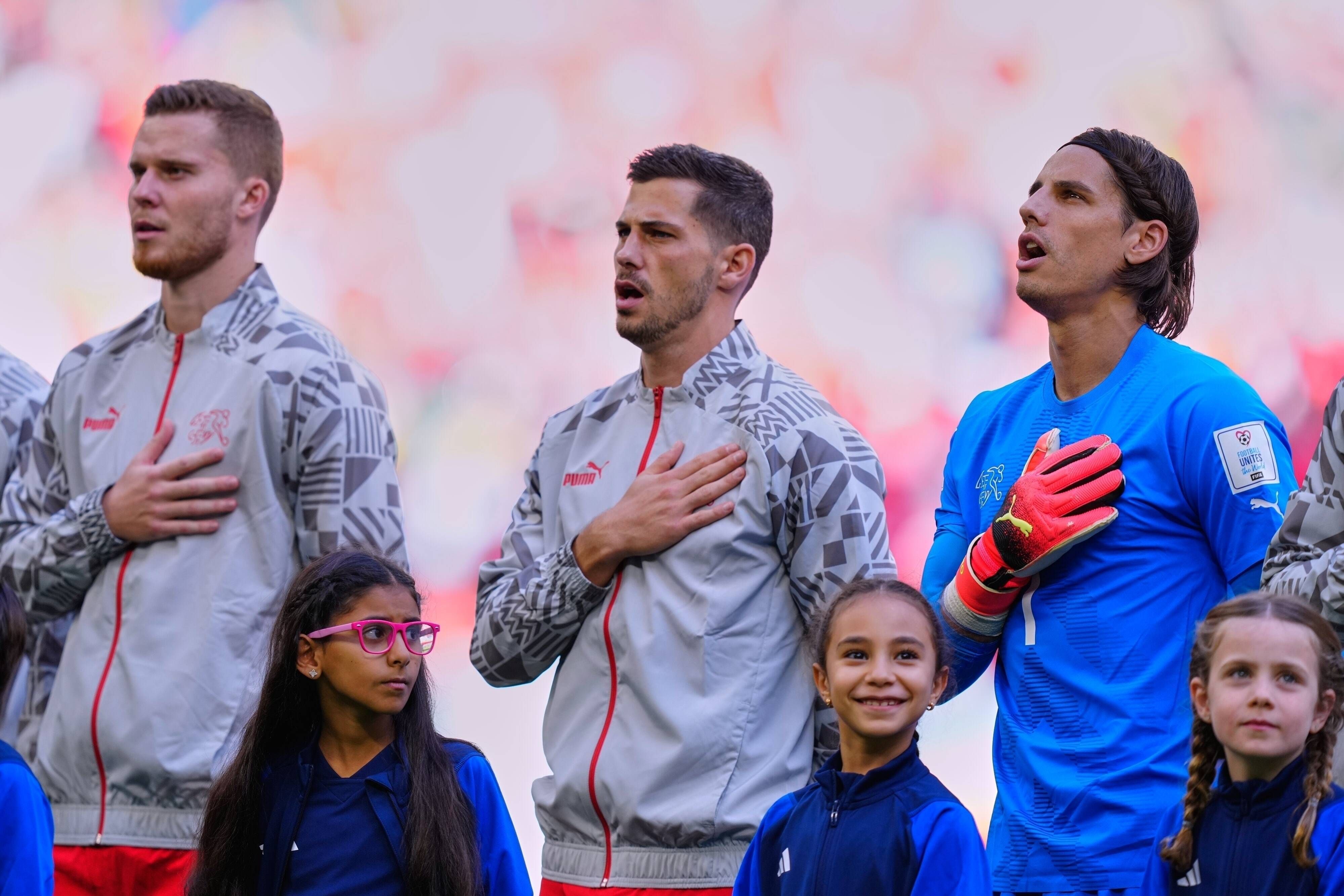 Nico Elvedi (l.) und Yann Sommer (r.) von Borussia Mönchengladbach, hier am 24. November 2022 beim WM-Gruppenspiel gegen Kamerun in Katar beim Singen der Hymne, drohen für das Match gegen Serbien auszufallen.