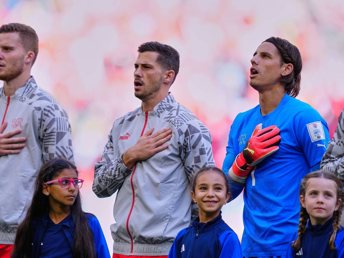 Nico Elvedi (l.) und Yann Sommer (r.) von Borussia Mönchengladbach, hier am 24. November 2022 beim WM-Gruppenspiel gegen Kamerun in Katar beim Singen der Hymne, drohen für das Match gegen Serbien auszufallen.