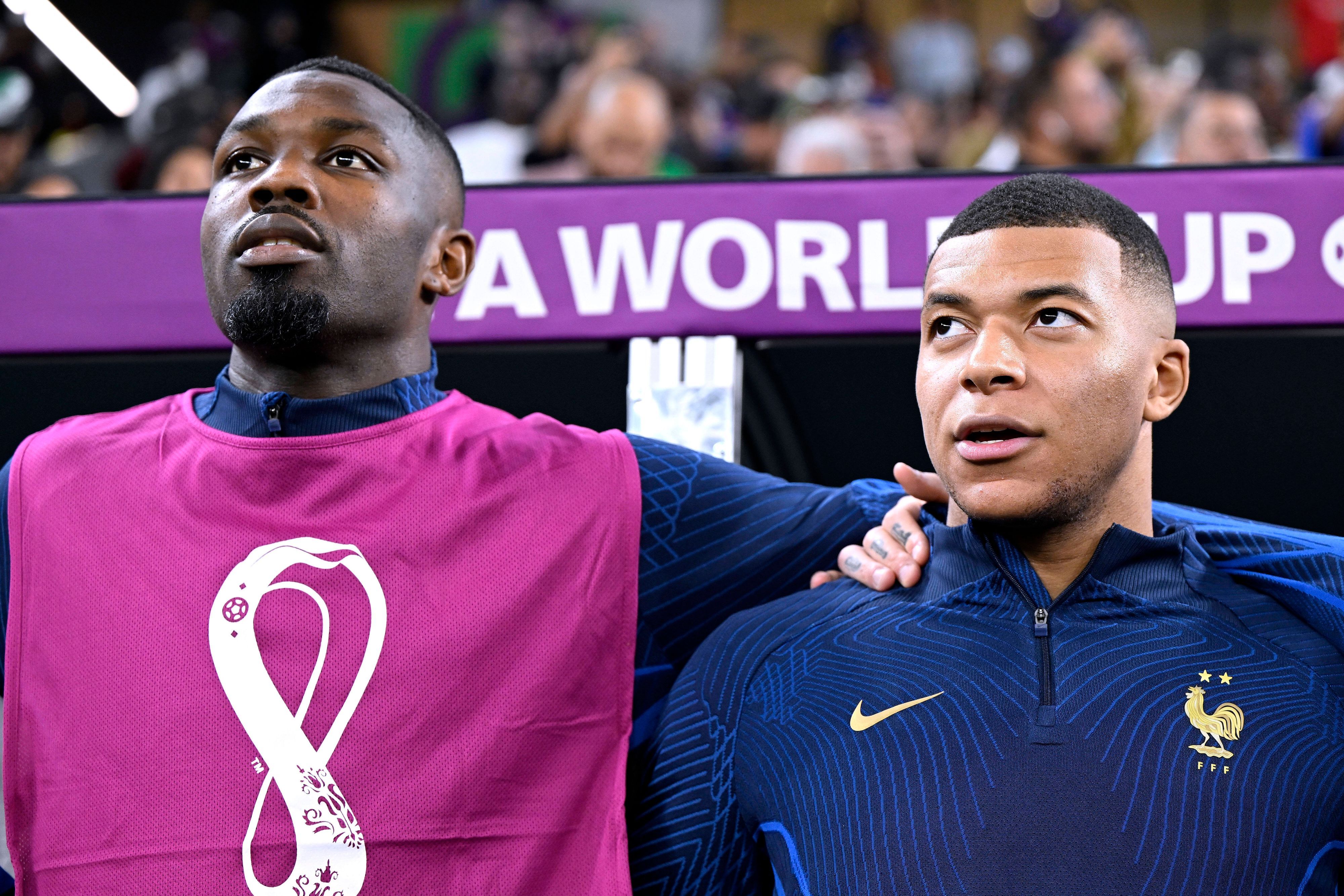 Marcus Thuram (l.) von Borussia Mönchengladbach, hier mit Kylian Mbappé beim Singen der Hymne, hat sich mit der französischen Nationalmannschaft für das WM-Achtelfinale in Katar qualifiziert.