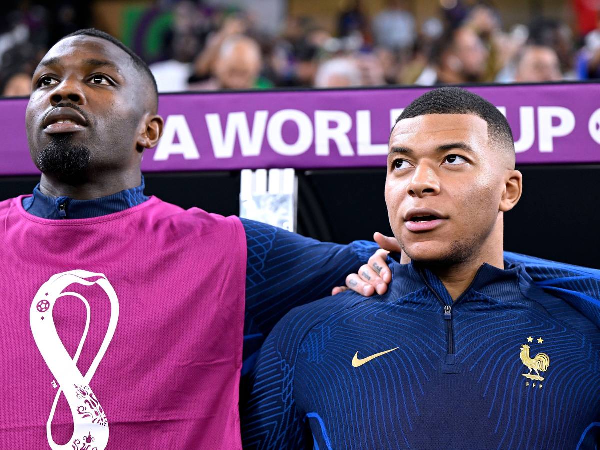Marcus Thuram (l.) von Borussia Mönchengladbach, hier mit Kylian Mbappé beim Singen der Hymne, hat sich mit der französischen Nationalmannschaft für das WM-Achtelfinale in Katar qualifiziert.