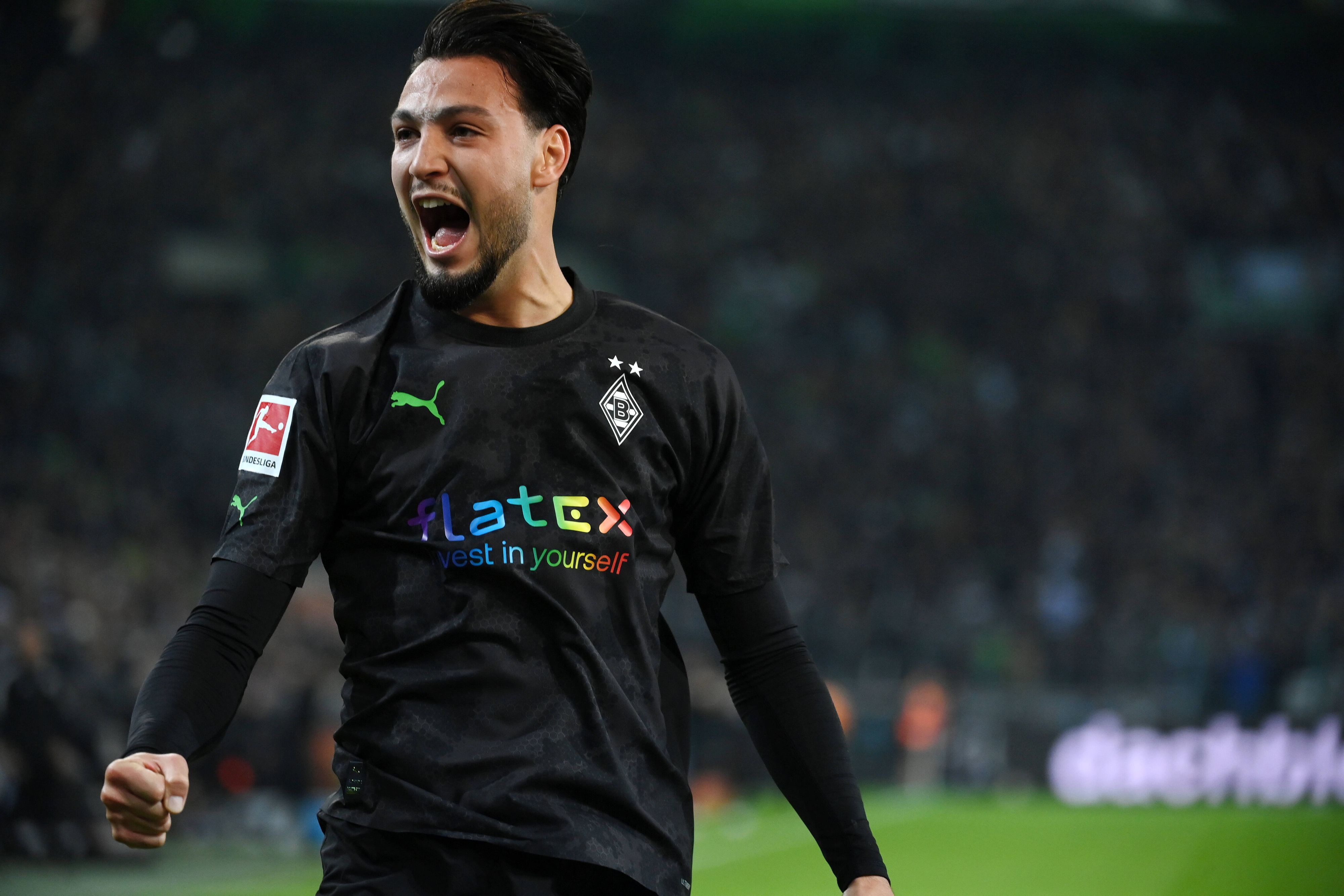 Ramy Bensebaini von Borussia Mönchengladbach, hier am 11. November 2022, bejubelt seinen Treffer, indem er laut schreit.