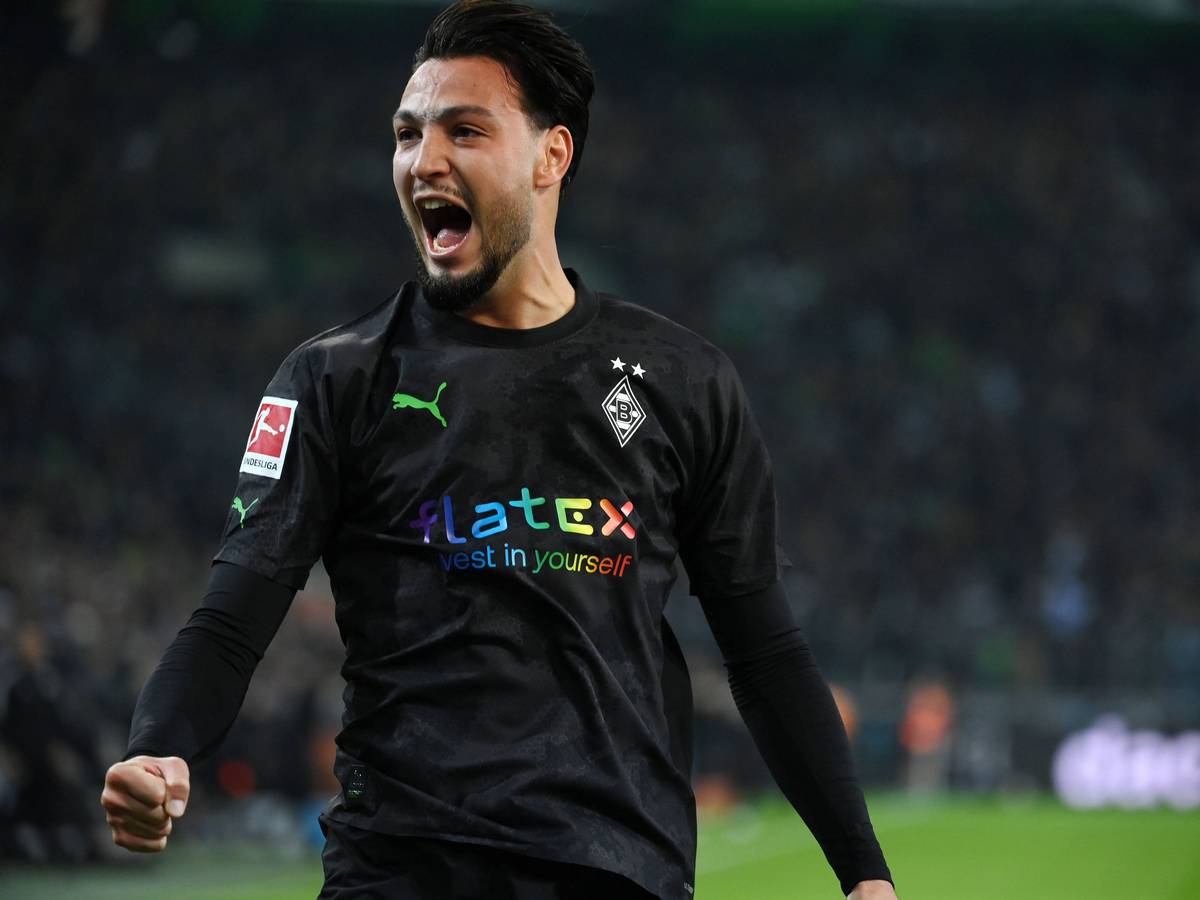 Ramy Bensebaini von Borussia Mönchengladbach, hier am 11. November 2022, bejubelt seinen Treffer, indem er laut schreit.