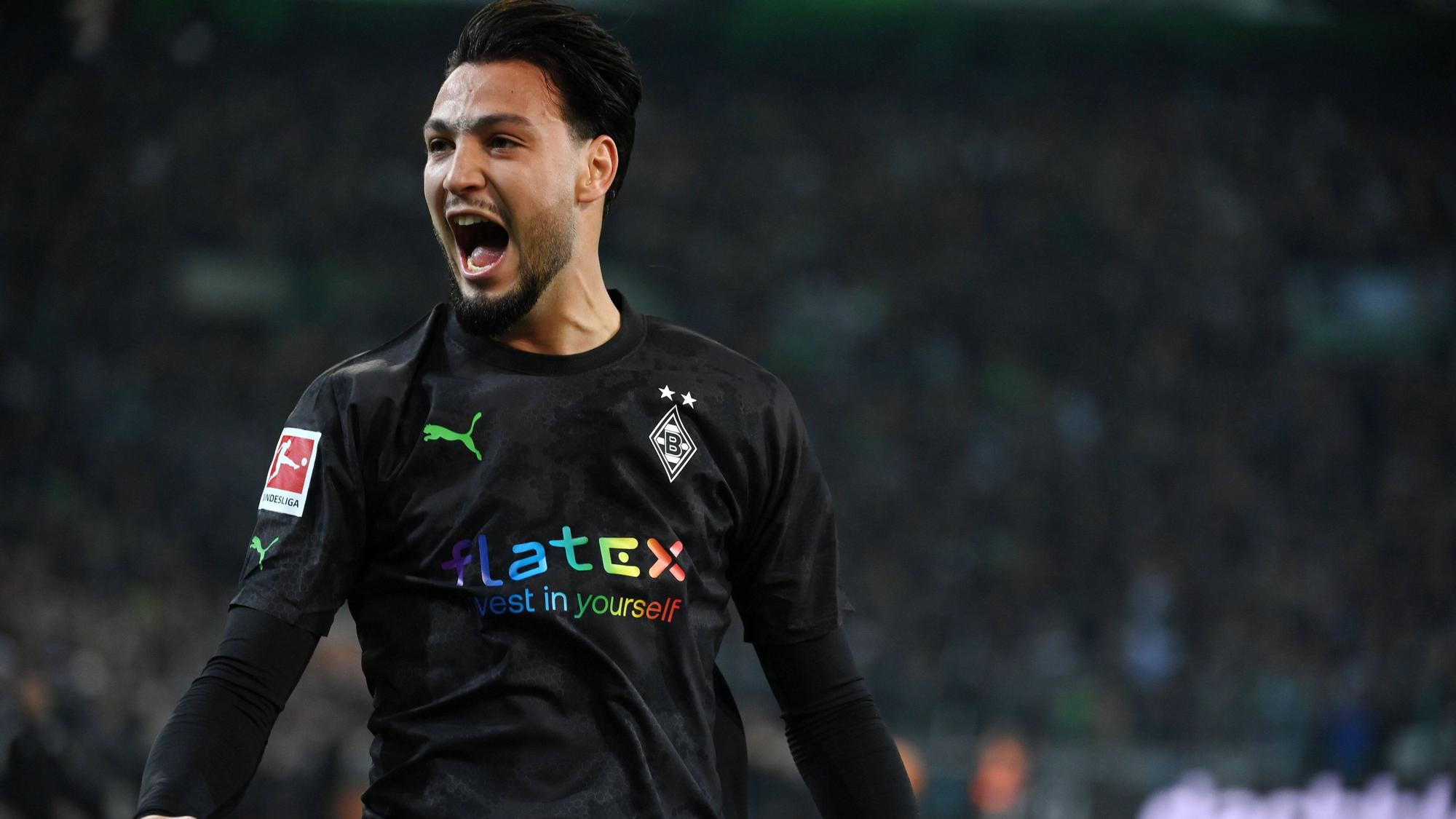Ramy Bensebaini von Borussia Mönchengladbach, hier am 11. November 2022, bejubelt seinen Treffer, indem er laut schreit.
