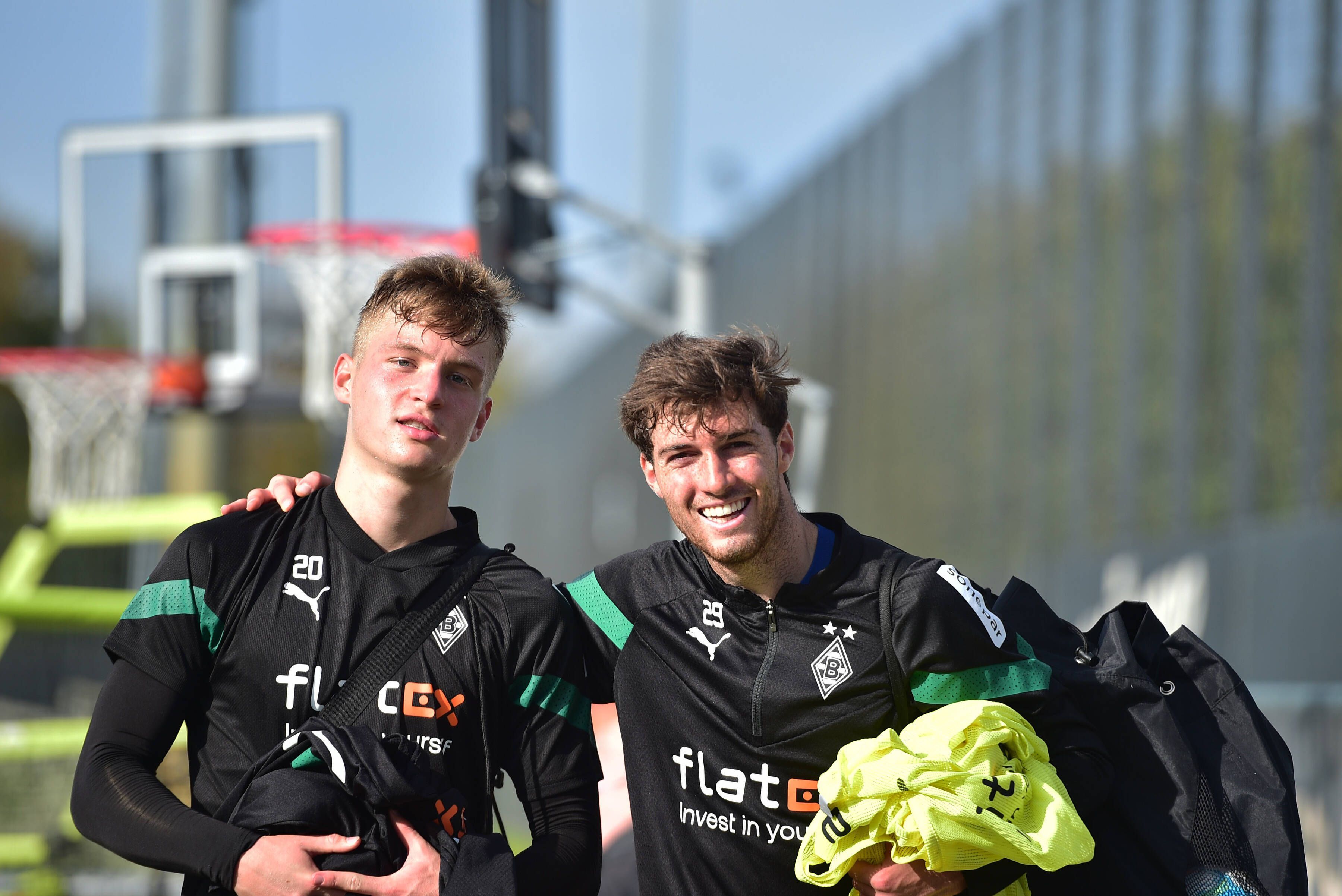 Luca Netz (l.) und Joe Scally am 27. Oktober 2022 bei einer Trainingseinheit von Borussia Mönchengladbach auf dem Fohlenplatz.