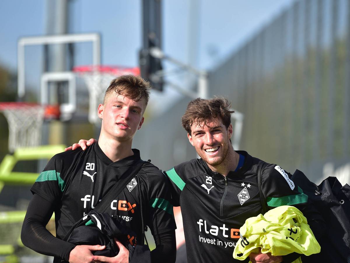 Luca Netz (l.) und Joe Scally am 27. Oktober 2022 bei einer Trainingseinheit von Borussia Mönchengladbach auf dem Fohlenplatz.