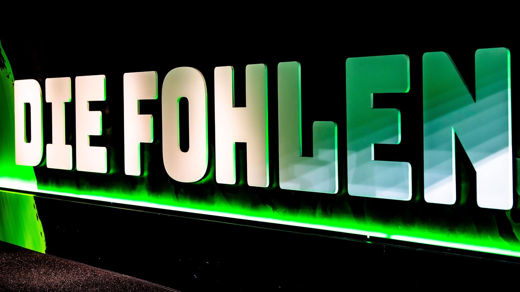 Im Kabinengang im Borussia-Park in Mönchengladbach steht der Schriftzug „Die Fohlen“. Dieses Symbolfoto stammt vom 11. November 2022. Die Beluchtung ist eingeschaltet.
