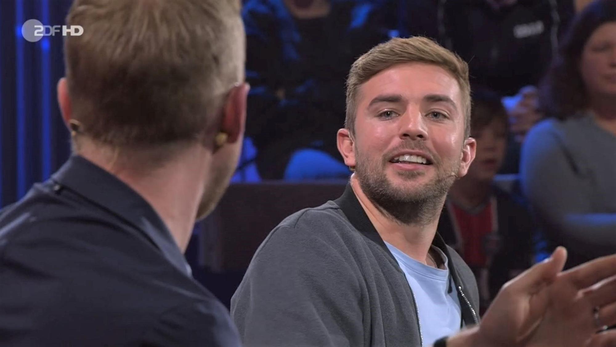 Weltmeister als TV-Experten im Einsatz: Gladbach-Star Christoph Kramer (r.) und Per Mertesacker (l.), hier zu sehen am 2. Dezember 2022 im Dialog während der WM-Übertragung im ZDF. Kramer schaut zur Seite rüber.