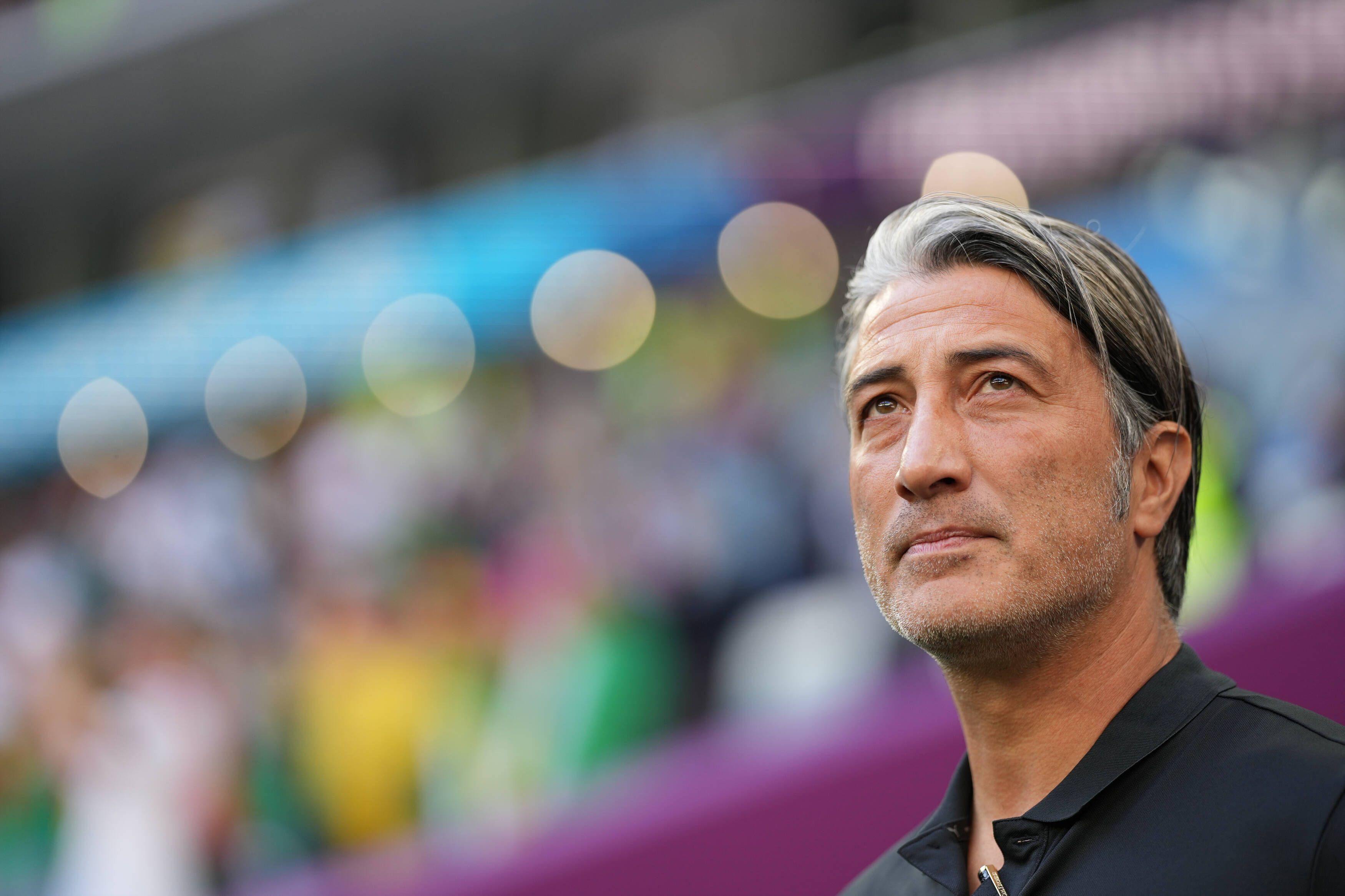 Murat Yakin, Trainer der Schweizer Nationalmannschaft, vor dem ersten Gruppenspiel gegen Kamerun am 24. November 2022 fokussiert schauend in Nahaufnahme.