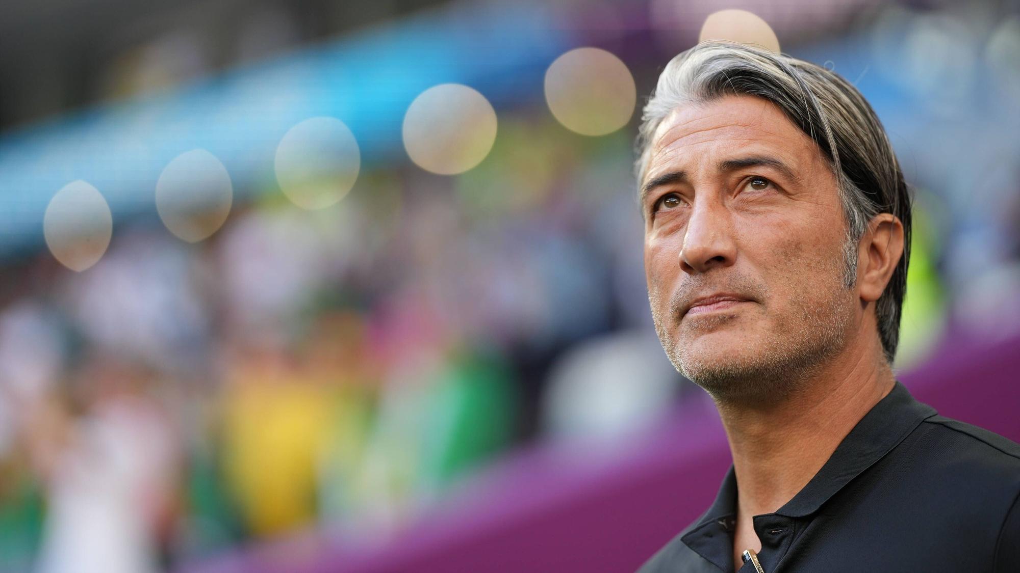 Murat Yakin, Trainer der Schweizer Nationalmannschaft, vor dem ersten Gruppenspiel gegen Kamerun am 24. November 2022 fokussiert schauend in Nahaufnahme.