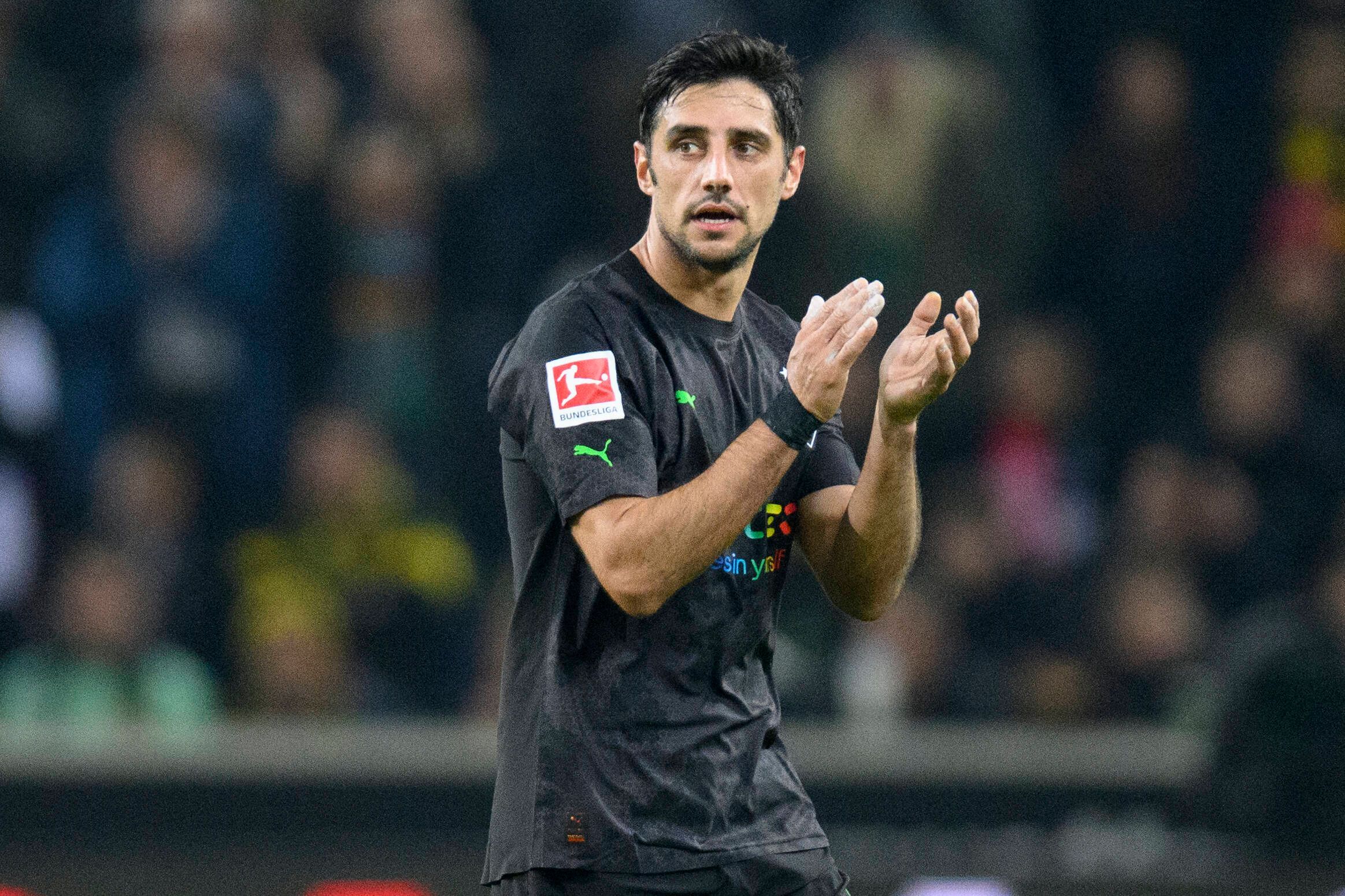 Lars Stindl, Kapitän von Borussia Mönchengladbach, soll in Sachen Vertragsverlängerung zögern. Das Foto zeigt ihn beim Spiel gegen Borussia Dortmund am 11. November 2022 klatschend.