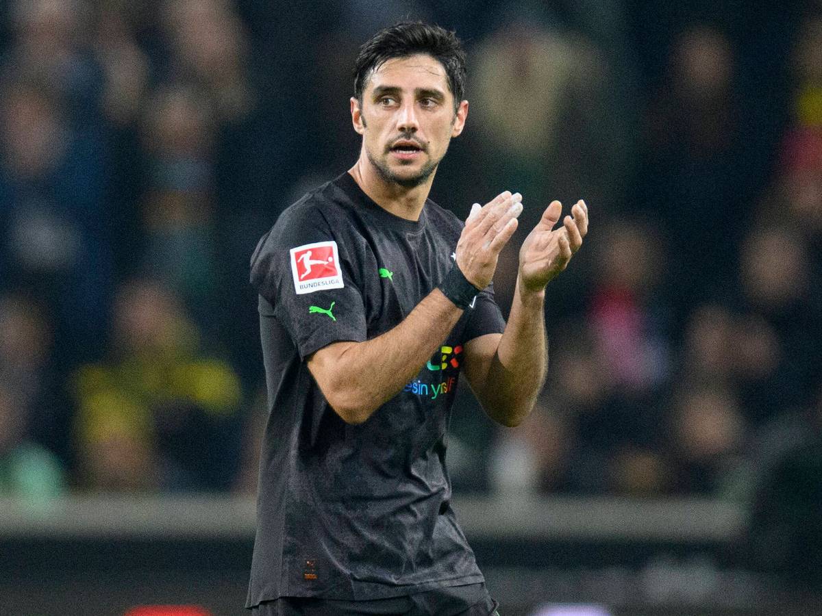 Lars Stindl, Kapitän von Borussia Mönchengladbach, soll in Sachen Vertragsverlängerung zögern. Das Foto zeigt ihn beim Spiel gegen Borussia Dortmund am 11. November 2022 klatschend.