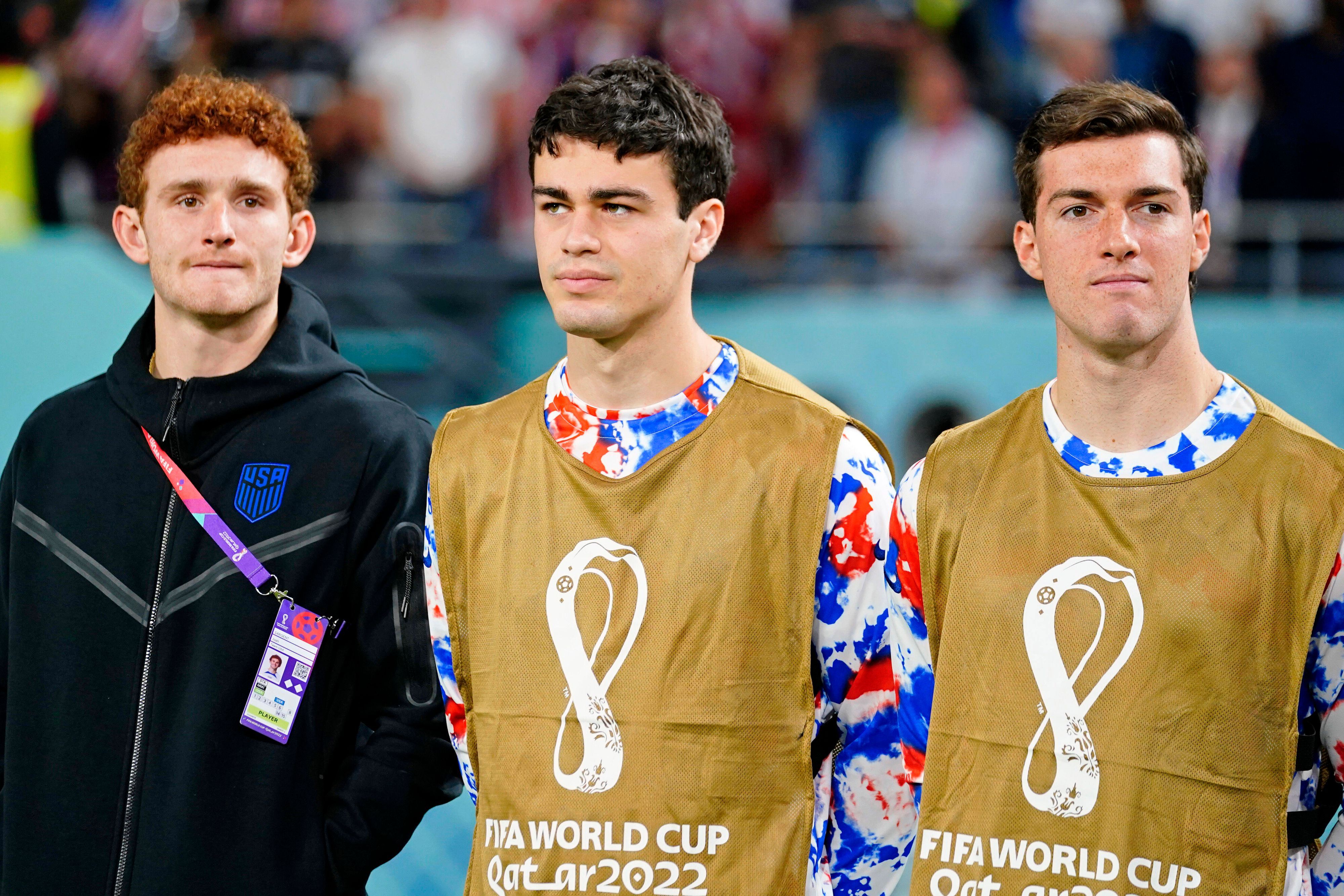 Joe Scally steht neben Josh Sargent und Giovanni Reyna bei der Hymne der USA vor dem Spiel gegen die Niederlande bei der WM 2022 in Katar.