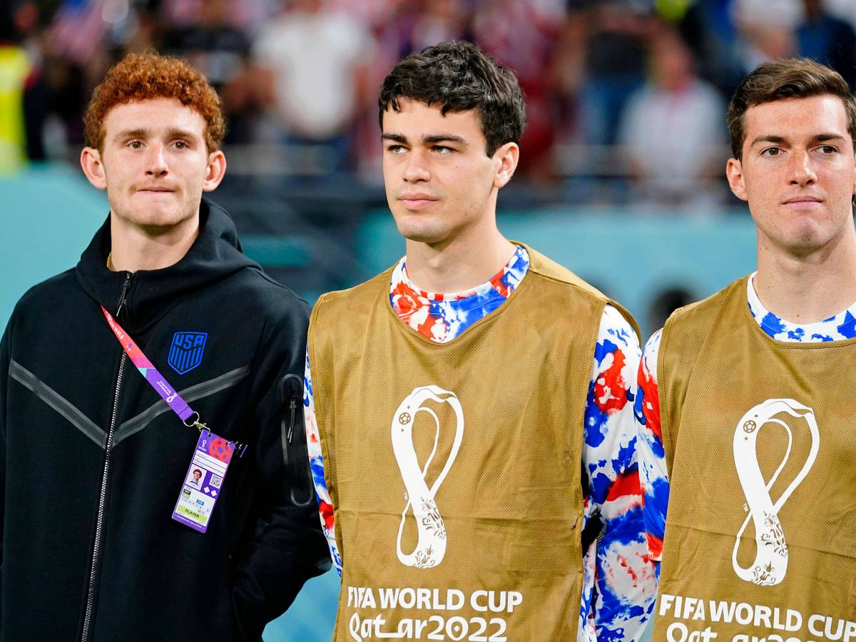 Joe Scally steht neben Josh Sargent und Giovanni Reyna bei der Hymne der USA vor dem Spiel gegen die Niederlande bei der WM 2022 in Katar.