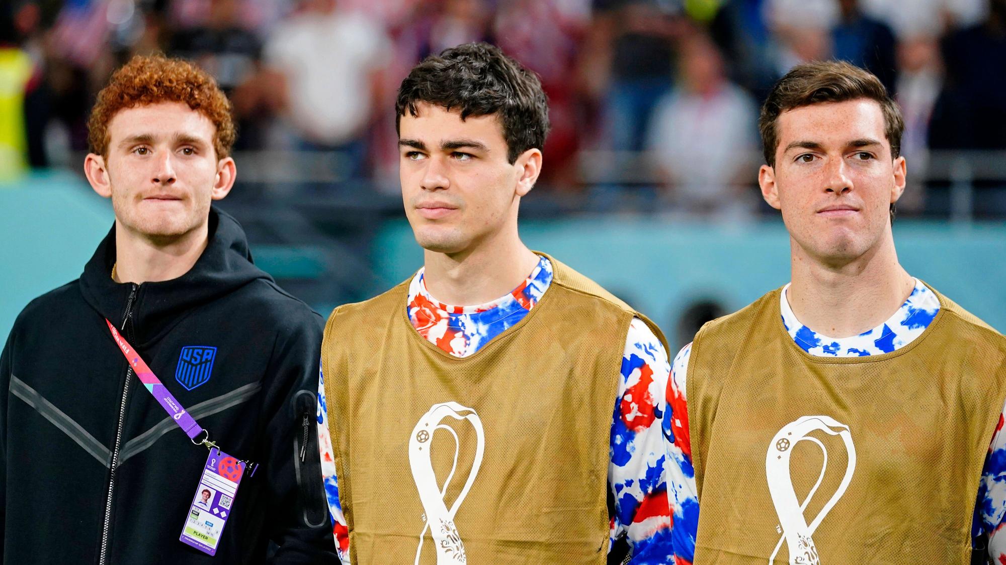 Joe Scally steht neben Josh Sargent und Giovanni Reyna bei der Hymne der USA vor dem Spiel gegen die Niederlande bei der WM 2022 in Katar.