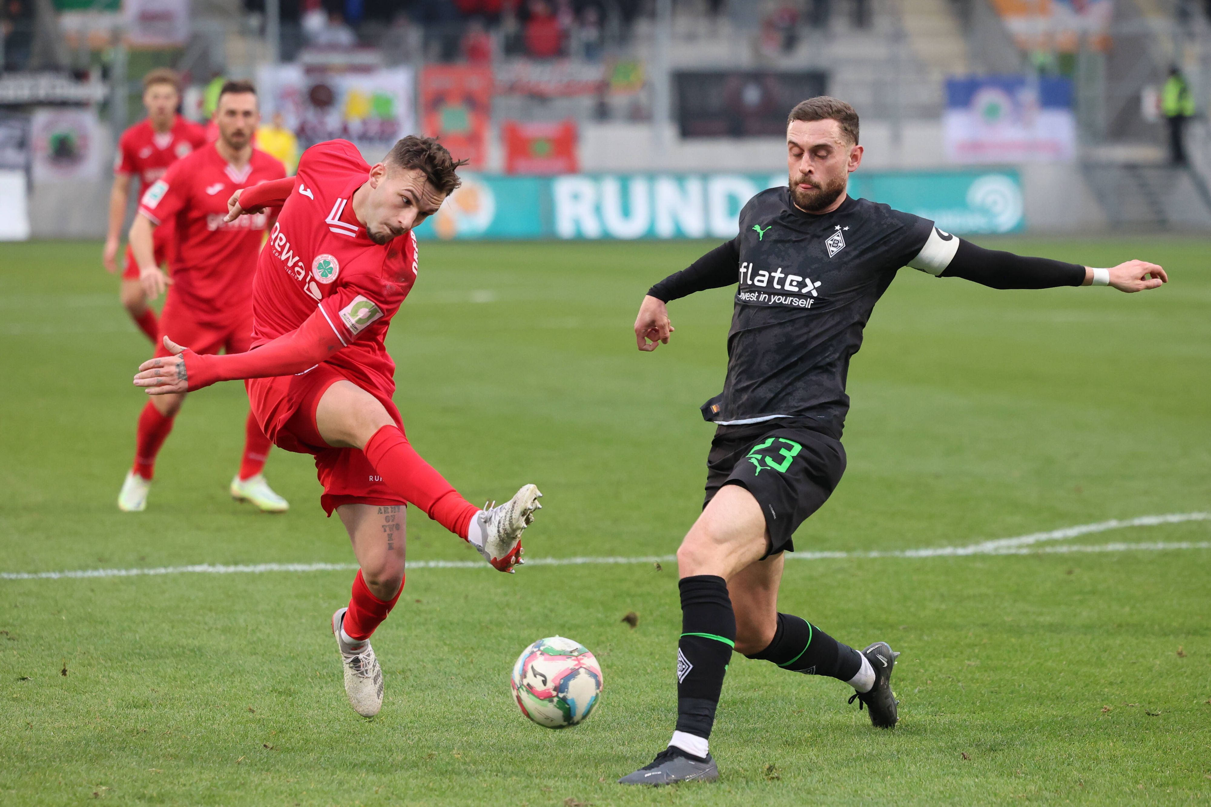 Ein Spieler von Rot-Weiß Oberhausen kommt zum Abschluss, Michel Lieder von Borussia Mönchengladbach blockt den Schuss.