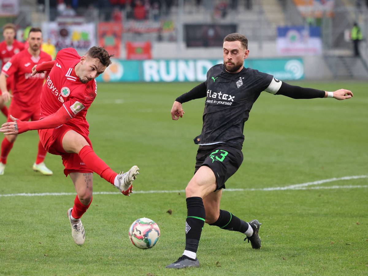 Ein Spieler von Rot-Weiß Oberhausen kommt zum Abschluss, Michel Lieder von Borussia Mönchengladbach blockt den Schuss.