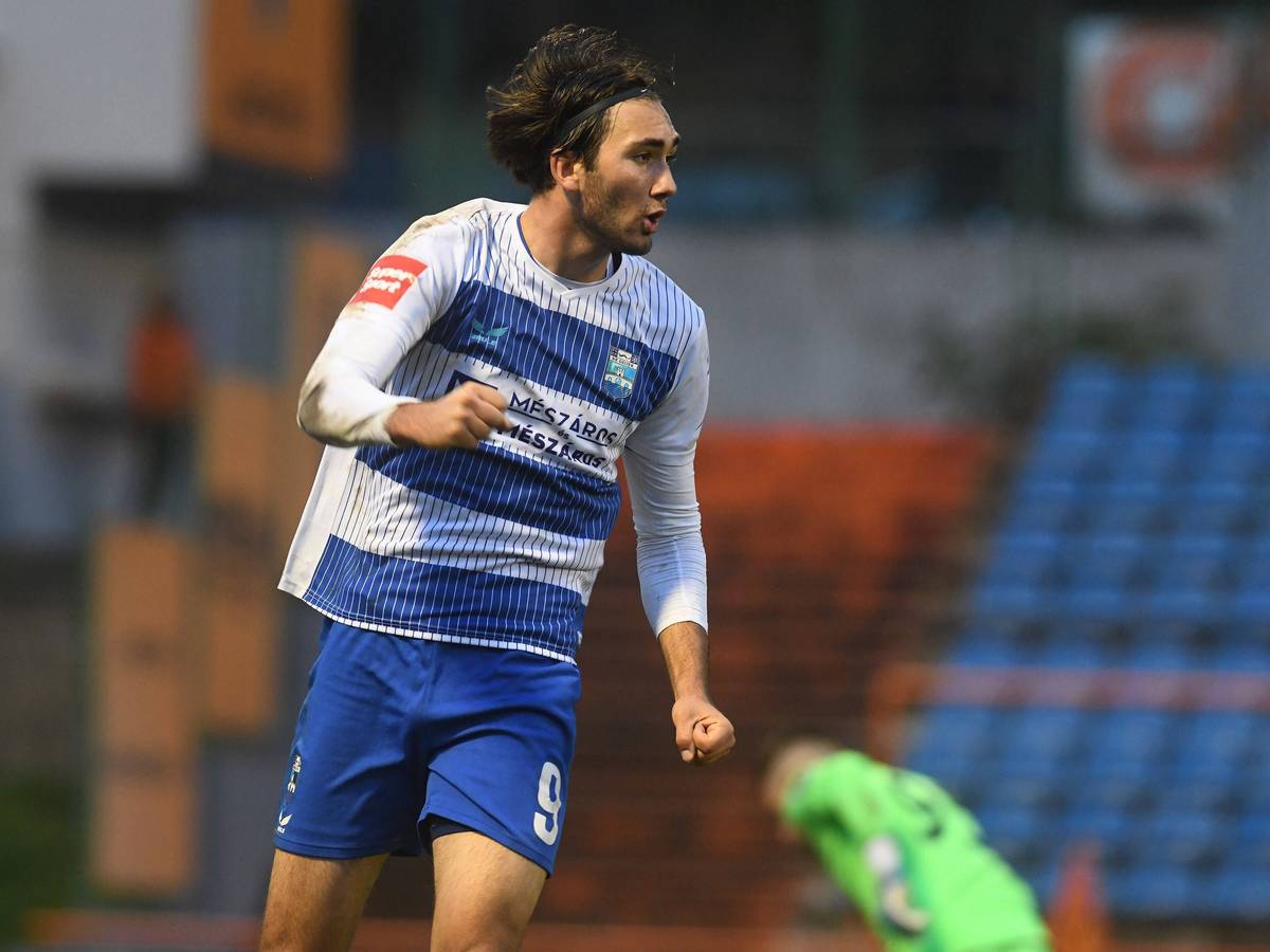 Stürmer Dion Drena Beljo bejubelt sein Tor im Trikot von NK Osijek im Spiel gegen HNK Sibenik in der ersten kroatischen Liga, indem er die Faus ballt.
