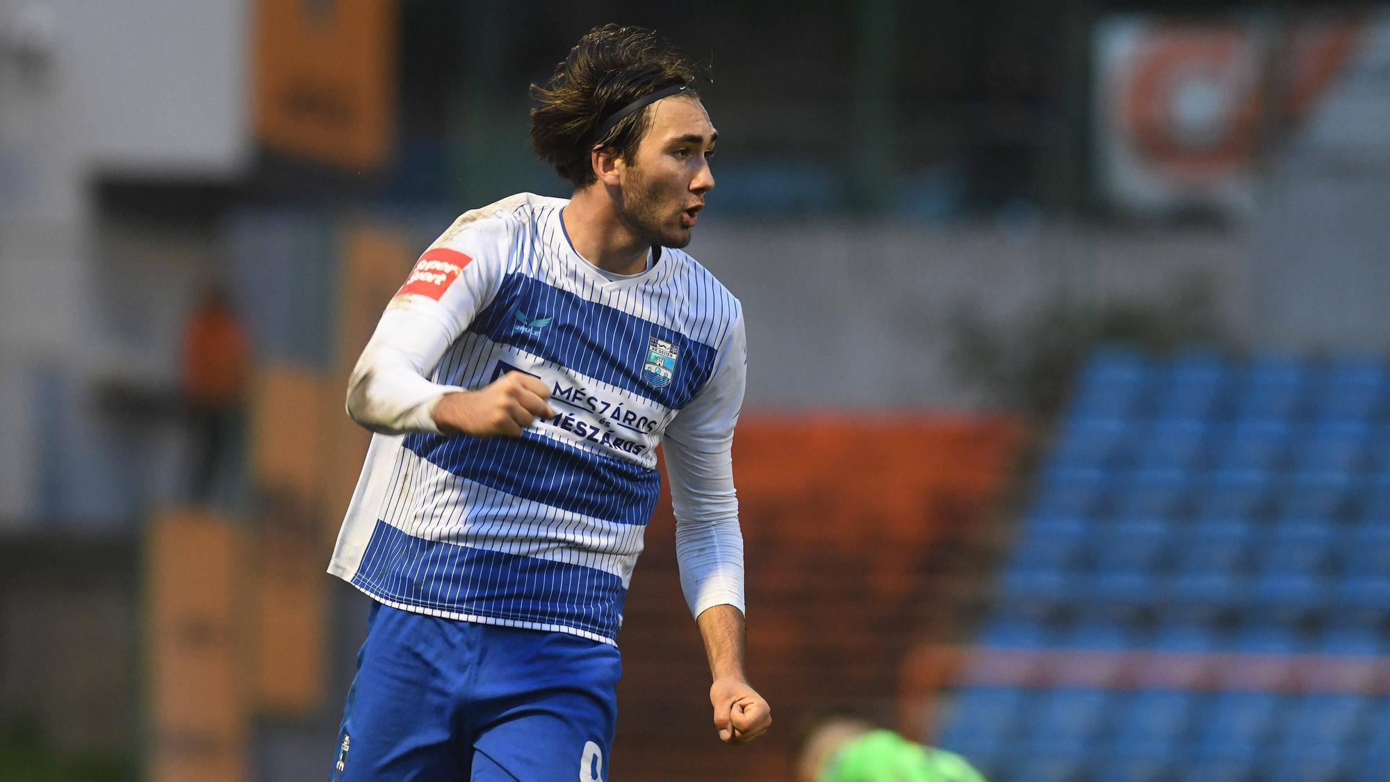 Stürmer Dion Drena Beljo bejubelt sein Tor im Trikot von NK Osijek im Spiel gegen HNK Sibenik in der ersten kroatischen Liga, indem er die Faus ballt.