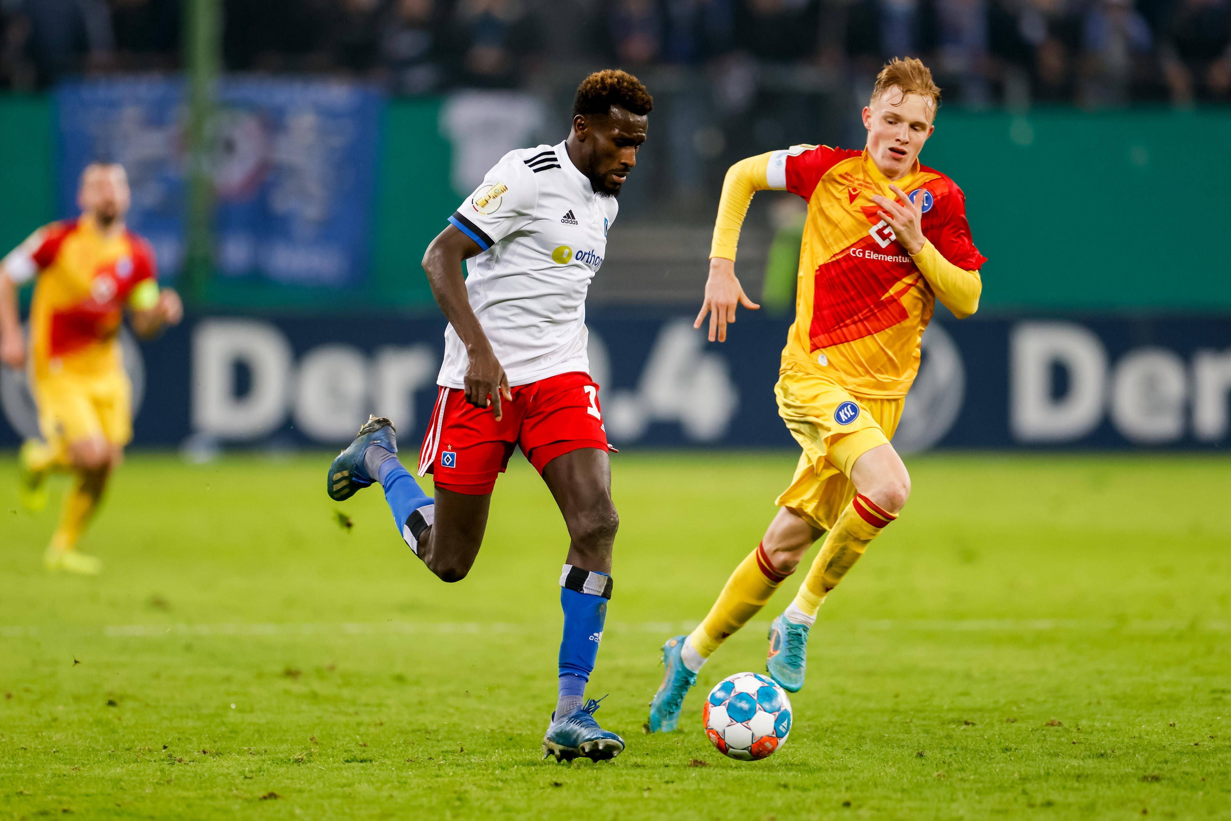 Tim Breithaupt vom Karlsruher SC zieht einen Sprint, um Bakery Jatta vom Hamburger SV zu verfolgen.
