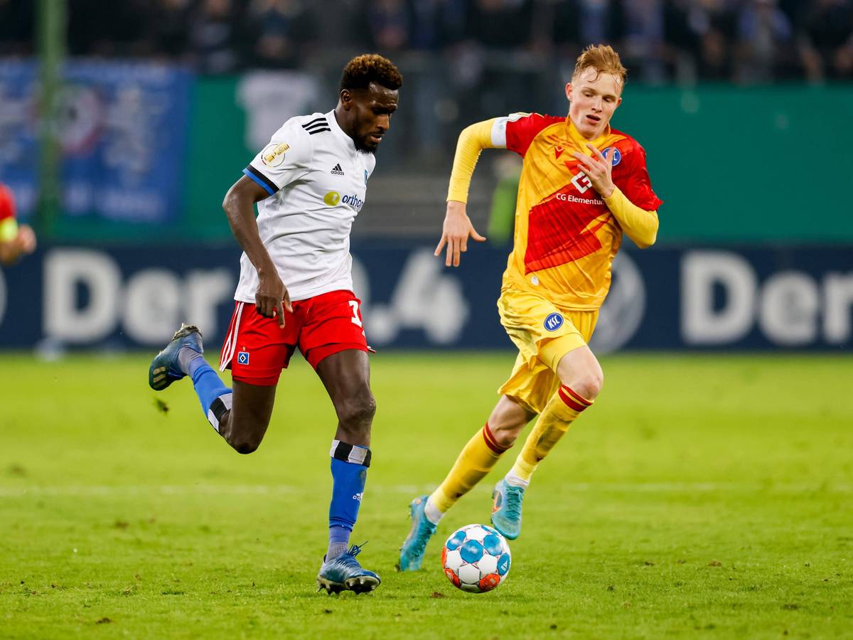 Tim Breithaupt vom Karlsruher SC zieht einen Sprint, um Bakery Jatta vom Hamburger SV zu verfolgen.