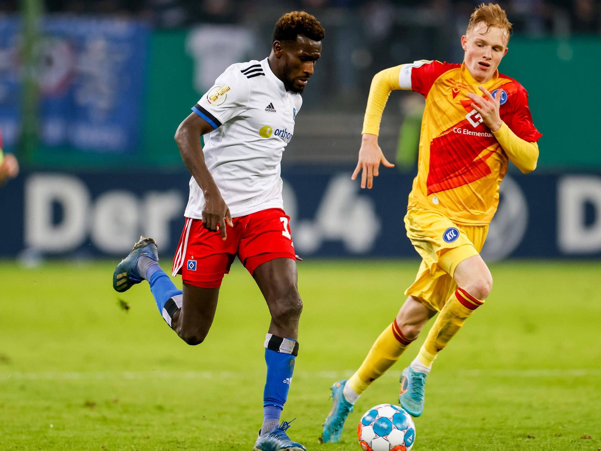 Tim Breithaupt vom Karlsruher SC zieht einen Sprint, um Bakery Jatta vom Hamburger SV zu verfolgen.