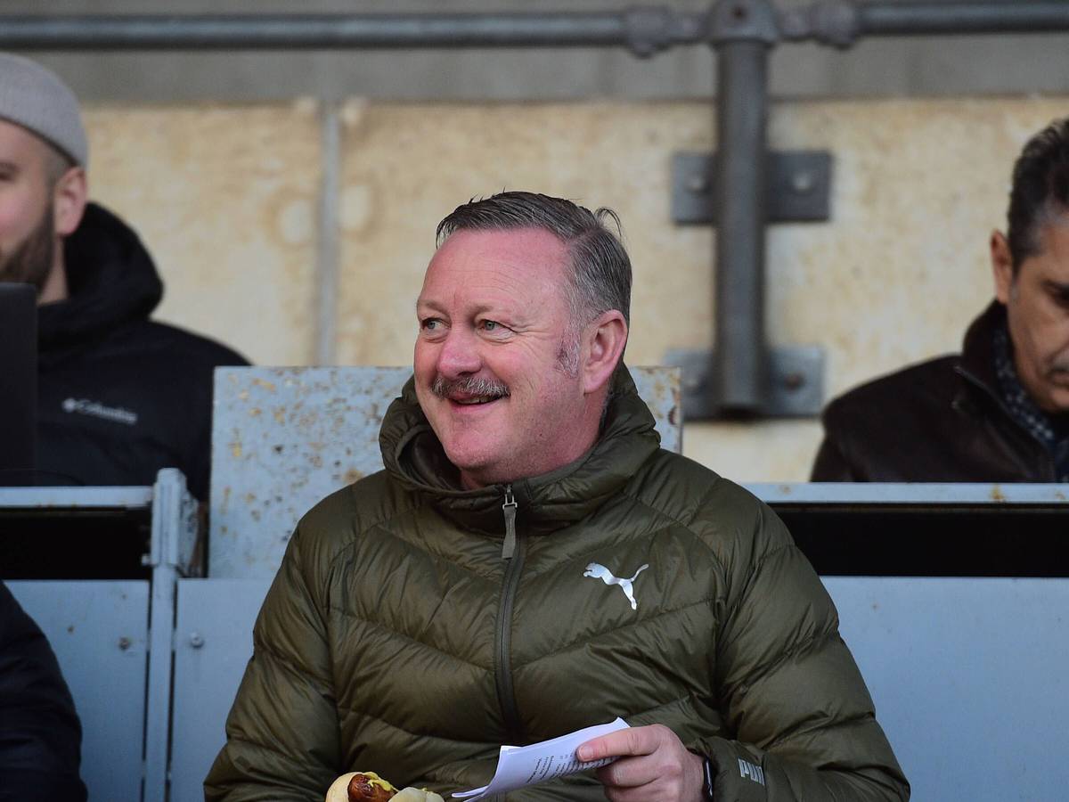 Roland Virkus von Borussia Mönchengladbach lächelt auf der Tribüne des Grenzlandstadion in Mönchengladbach.