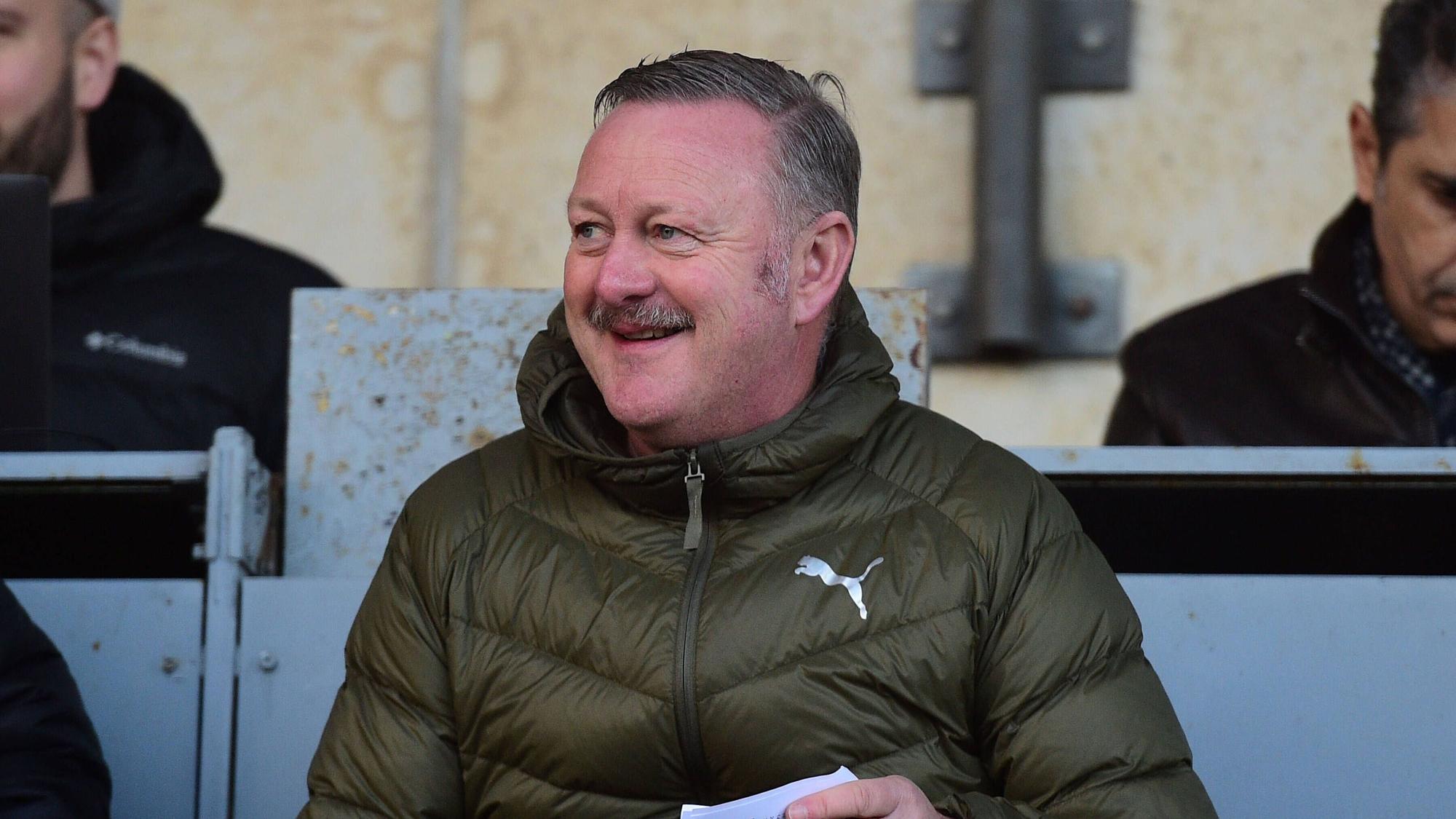 Roland Virkus von Borussia Mönchengladbach lächelt auf der Tribüne des Grenzlandstadion in Mönchengladbach.